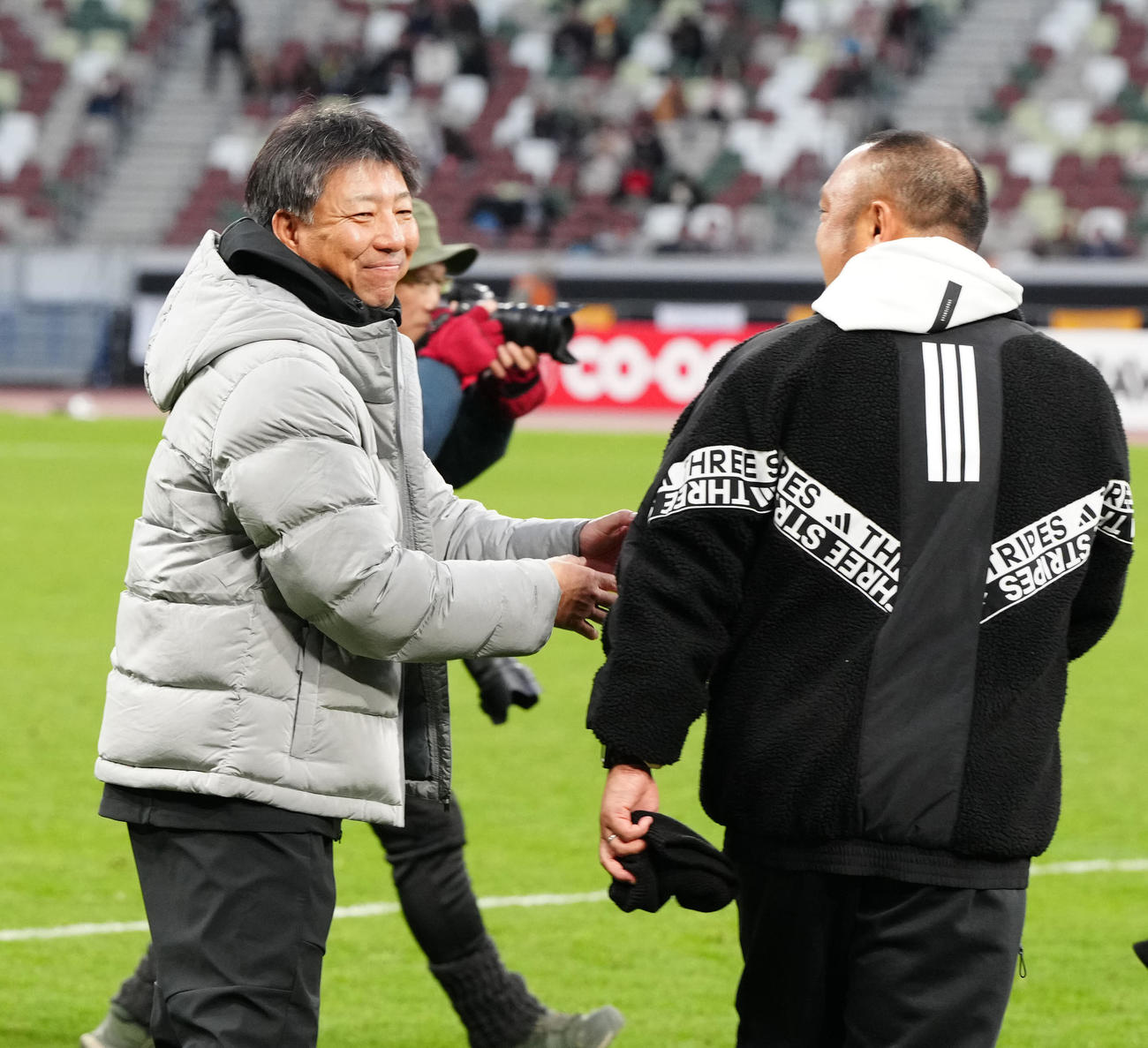 鹿島学園対流通経大柏　試合後、流通経大柏・榎本監督（右）とあいさつを交わした鹿島学園・鈴木監督（撮影・江口和貴）