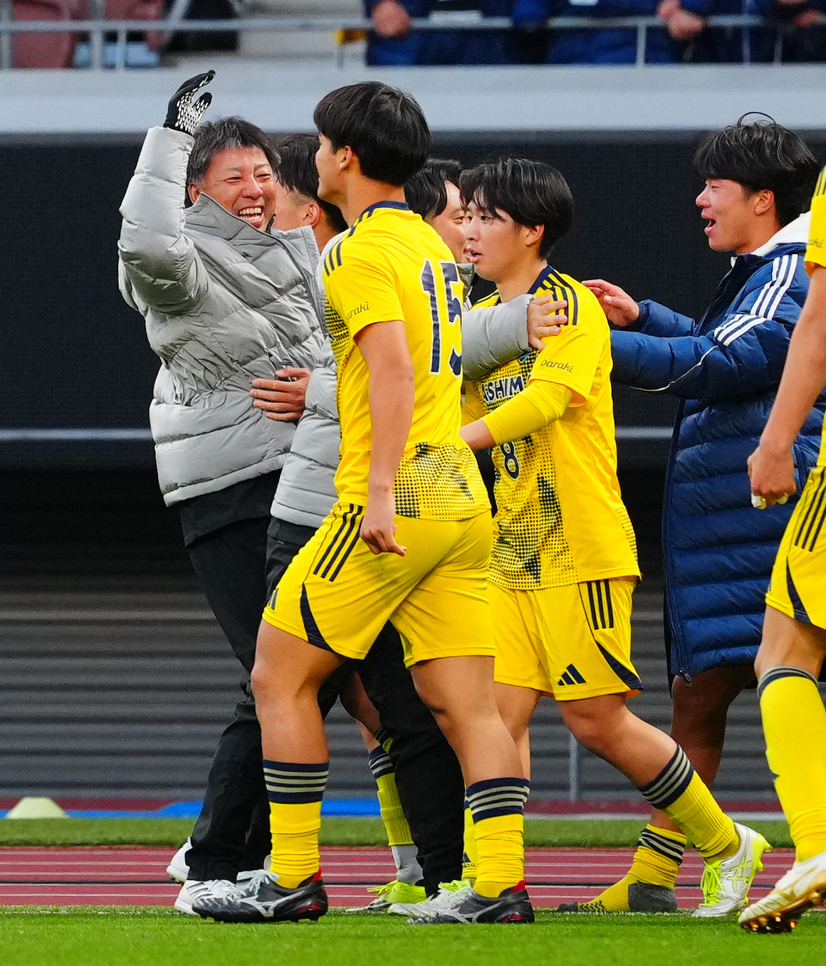 鹿島学園対流経大柏　後半、ワーズィージェイヴェンの決勝点に大喜びの鹿島学園・鈴木監督（左）（撮影・垰建太）