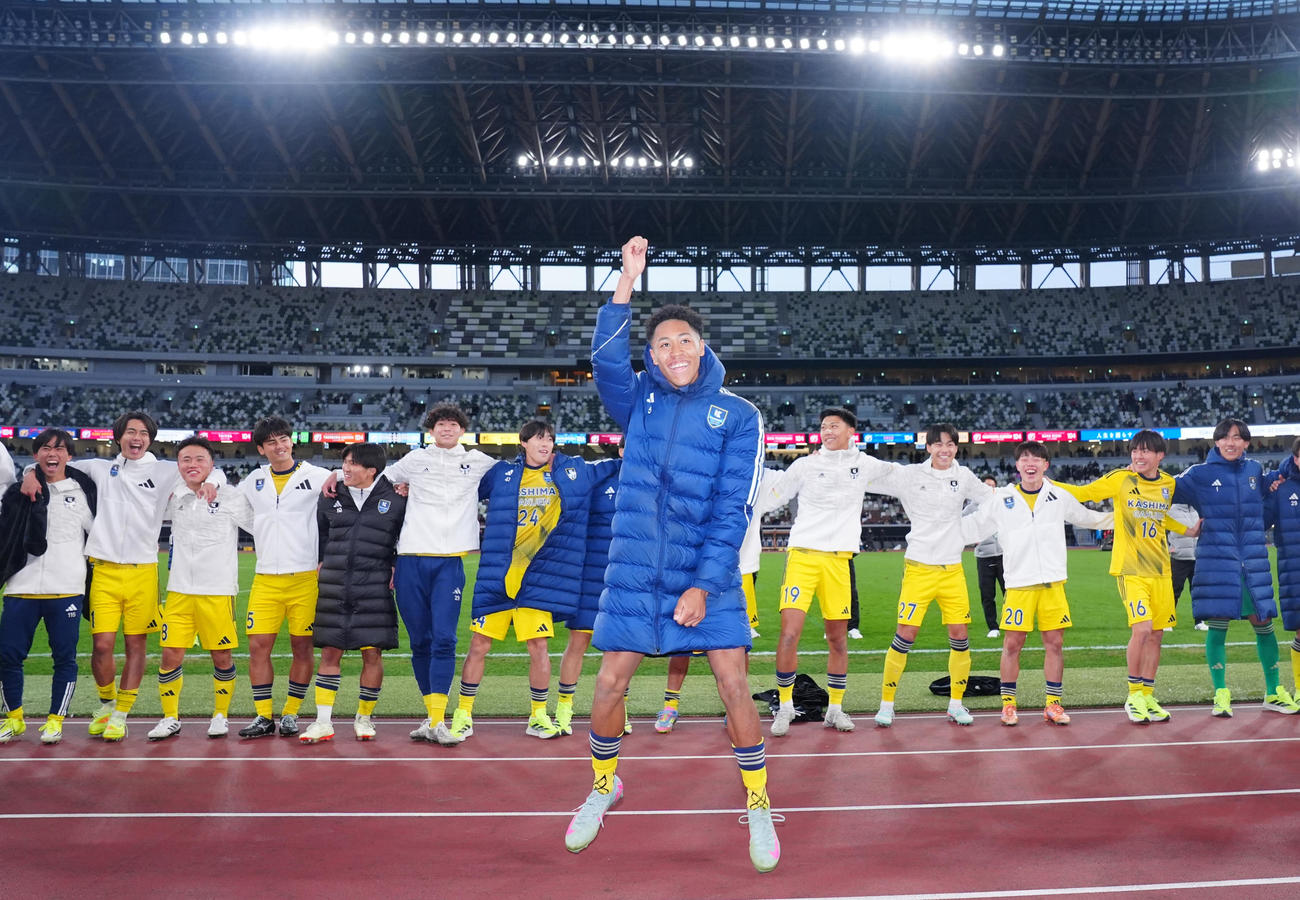 鹿島学園対流経大柏　勝利を喜ぶワーズィージェイヴェン（中央）ら鹿島学園の選手たち（撮影・垰建太）