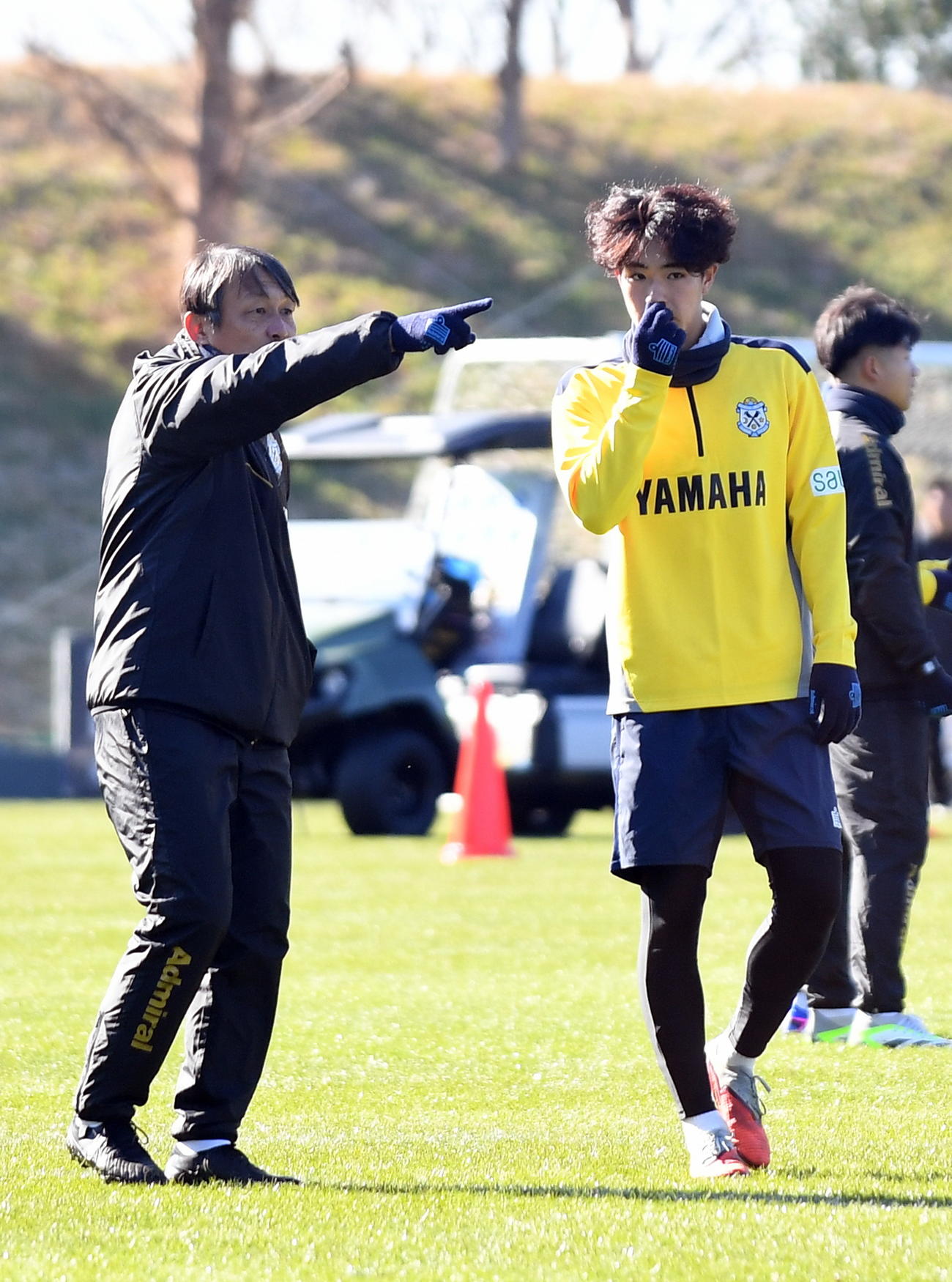 三浦コーチ（左）の話を聞く磐田石塚