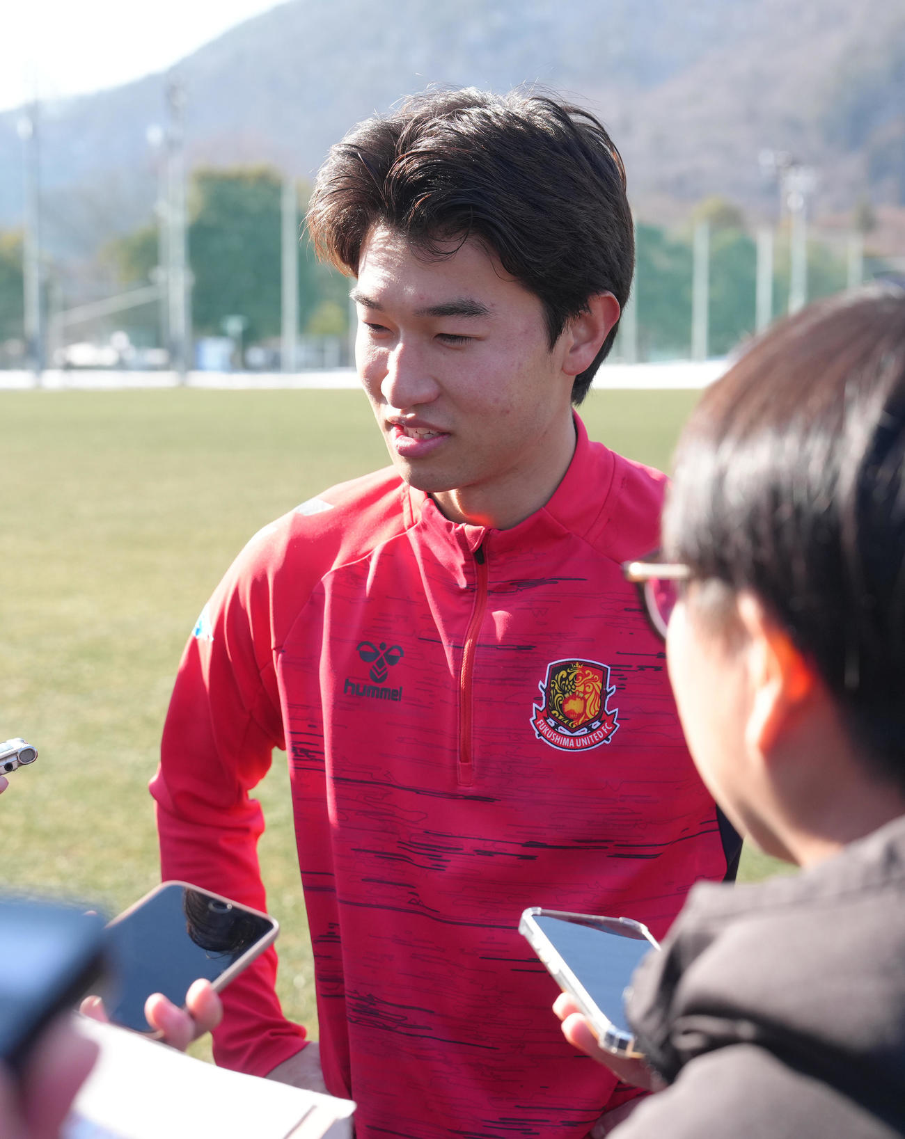 練習後、取材に応じるJ3福島芦部（撮影・足立雅史）