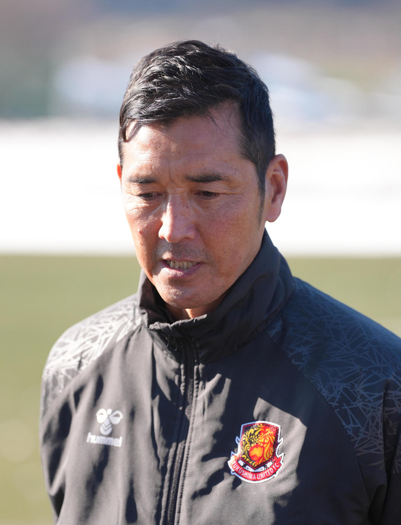 練習後、取材に応じるJ3福島寺田監督（撮影・足立雅史）