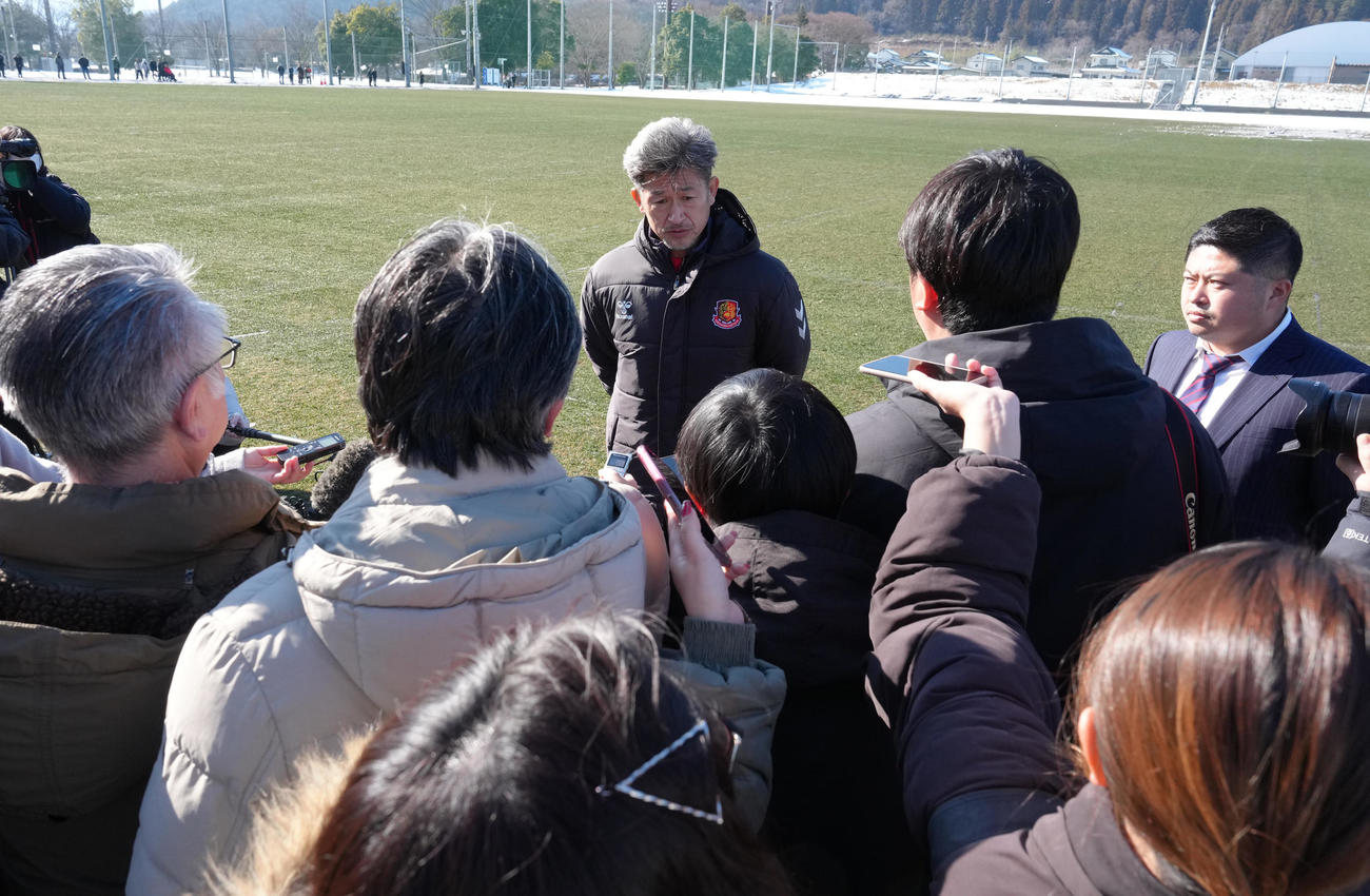 練習を終え、取材に応じるJ3福島カズ（撮影・足立雅史）
