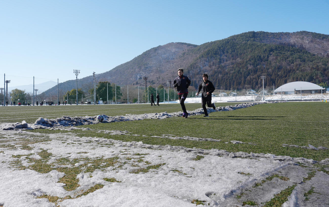 J3福島の練習に合流し、雪の残る練習場を走るカズ（左）（撮影・足立雅史）
