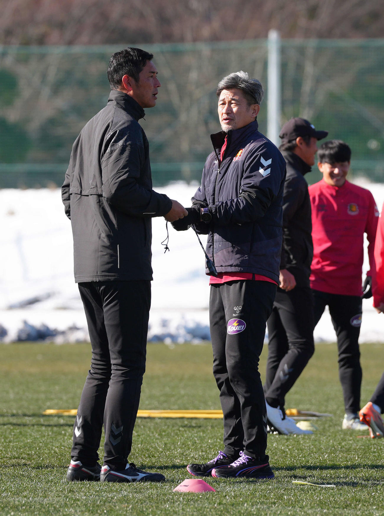 J3福島の練習に合流したカズ（右）は寺田監督と会話を交わす（撮影・足立雅史）