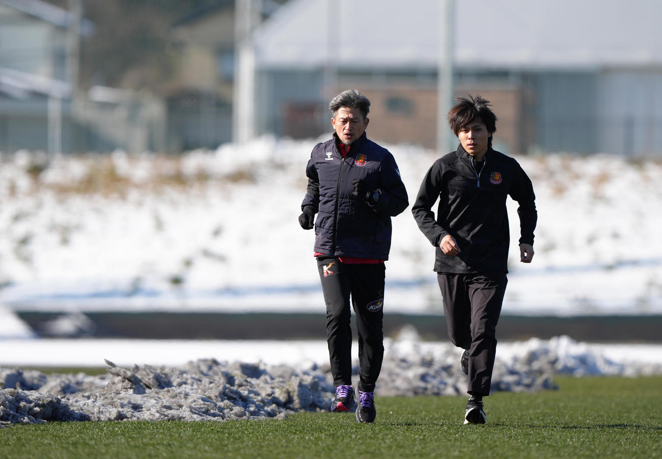 J3福島の練習に合流し、雪の残る練習場を走るカズ（左）（撮影・足立雅史）