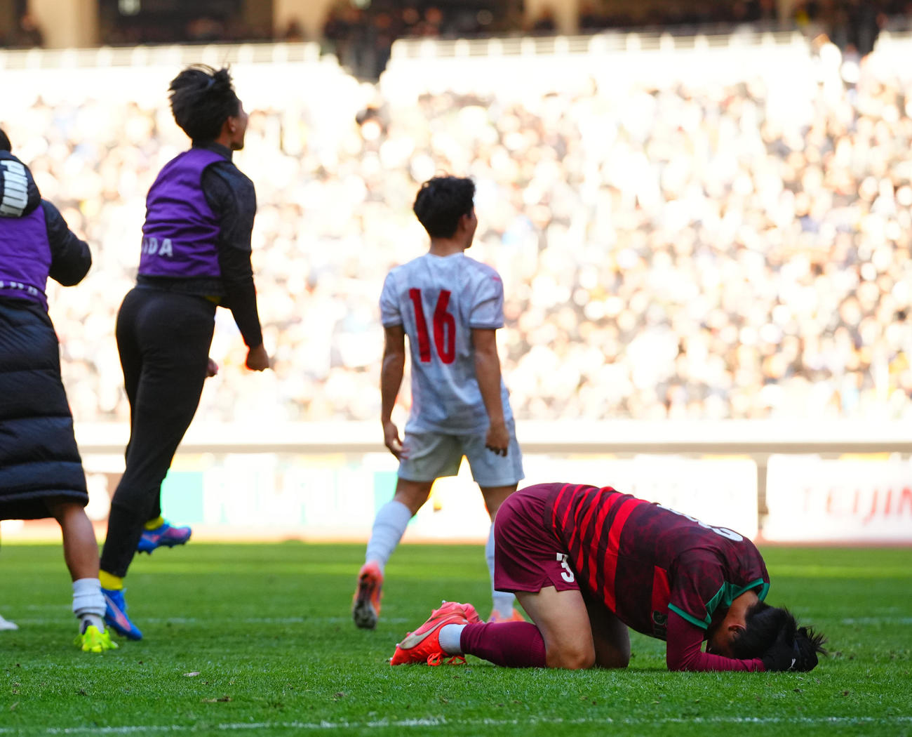 尚志対神村学園　PK戦、枠を外し最後のキッカーとなった尚志・西村（右）はひざをつき悔しがる（撮影・垰建太）