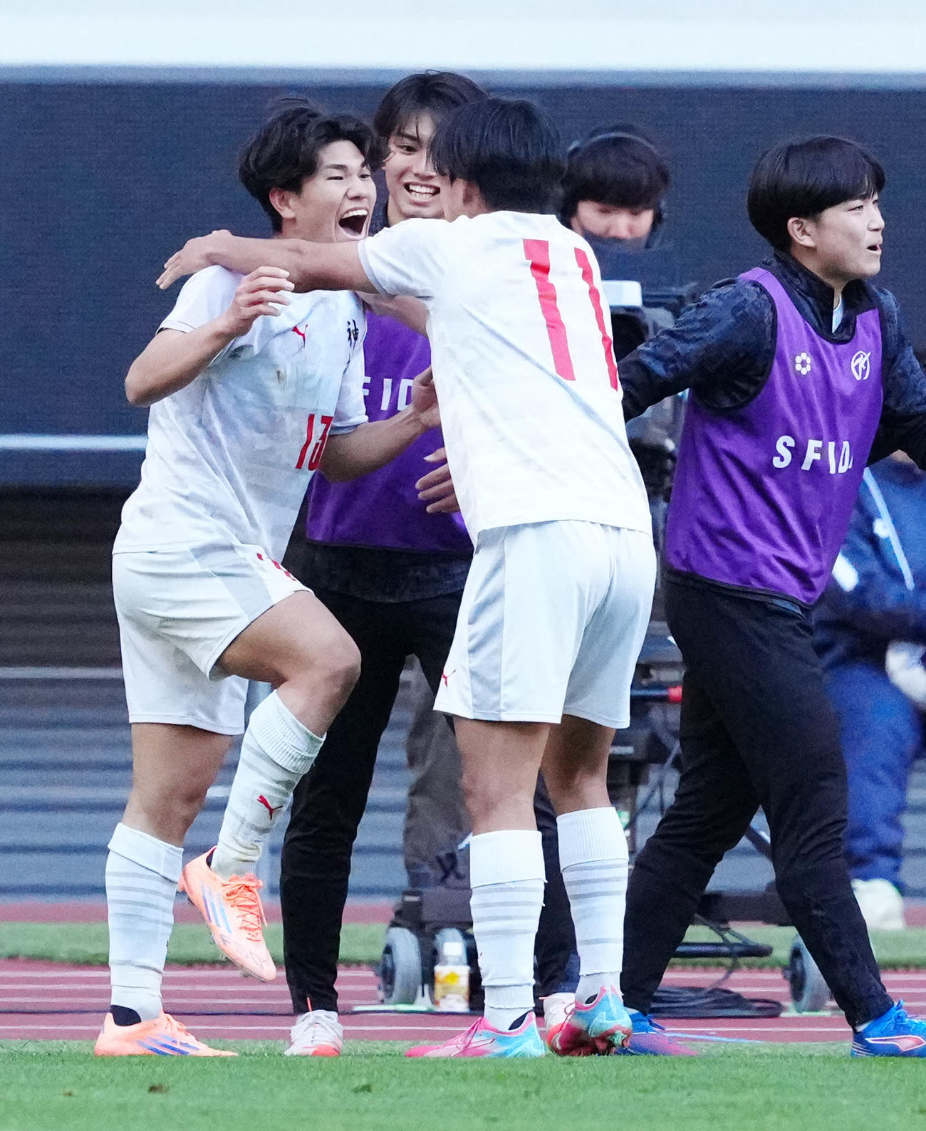 尚志対神村学園　後半、ゴールを決め喜ぶ神村学園・日高（左）（撮影・江口和貴）