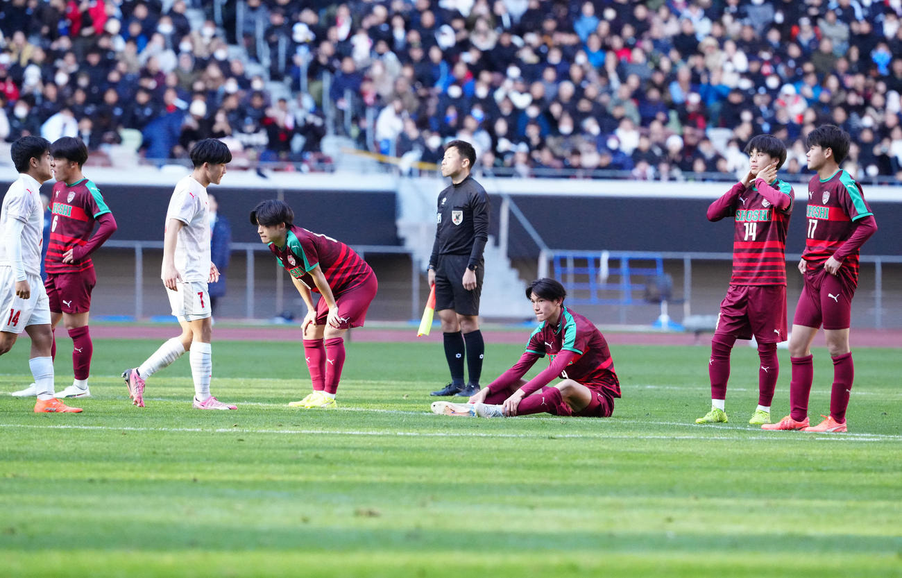 尚志対神村学園　PK戦で敗れ、厳しい表情を見せる尚志の選手たち（撮影・江口和貴）