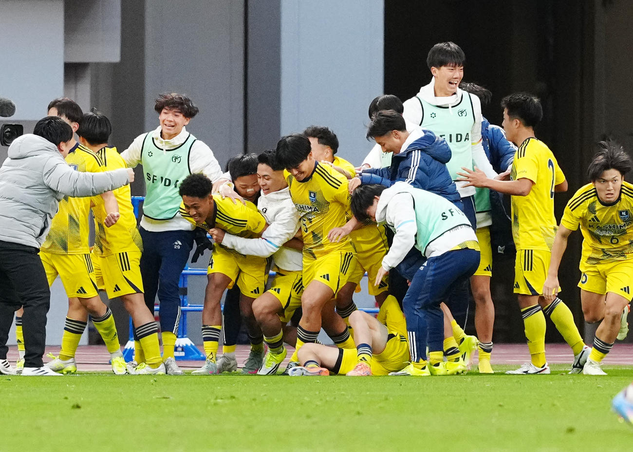 鹿島学園対流通経大柏　後半、先制ゴールを決めチームメートと喜ぶ鹿島学園・ワーズィージェイヴェン（左から5人目）（撮影・江口和貴）