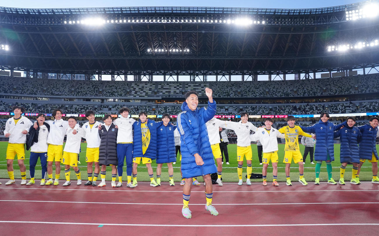 鹿島学園対流通経大柏　勝利を喜ぶワーズィージェイヴェン（中央）ら鹿島学園の選手たち（撮影・垰建太）