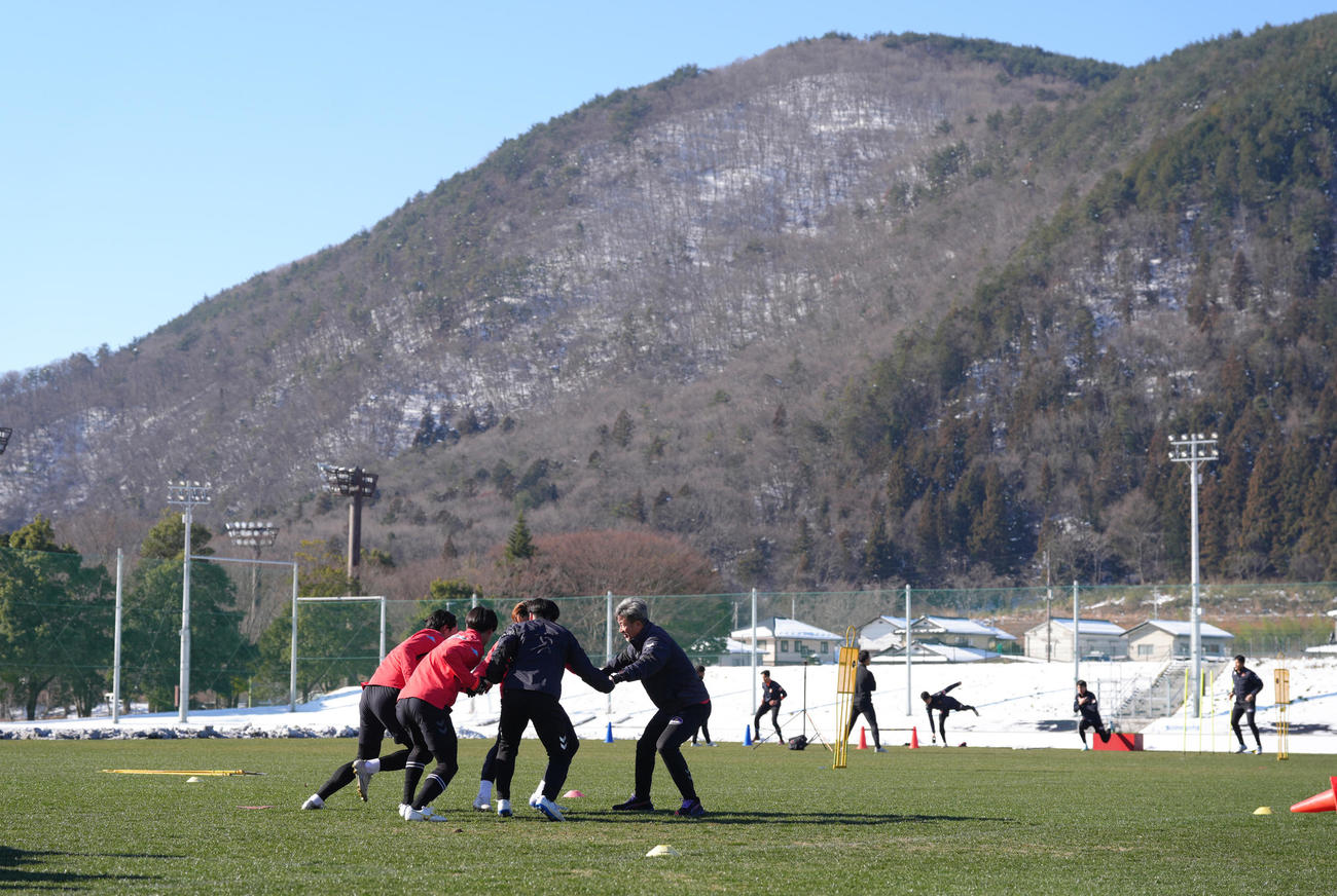 J3福島の練習に合流し、チームメートと汗を流すカズ（右端）（撮影・足立雅史）