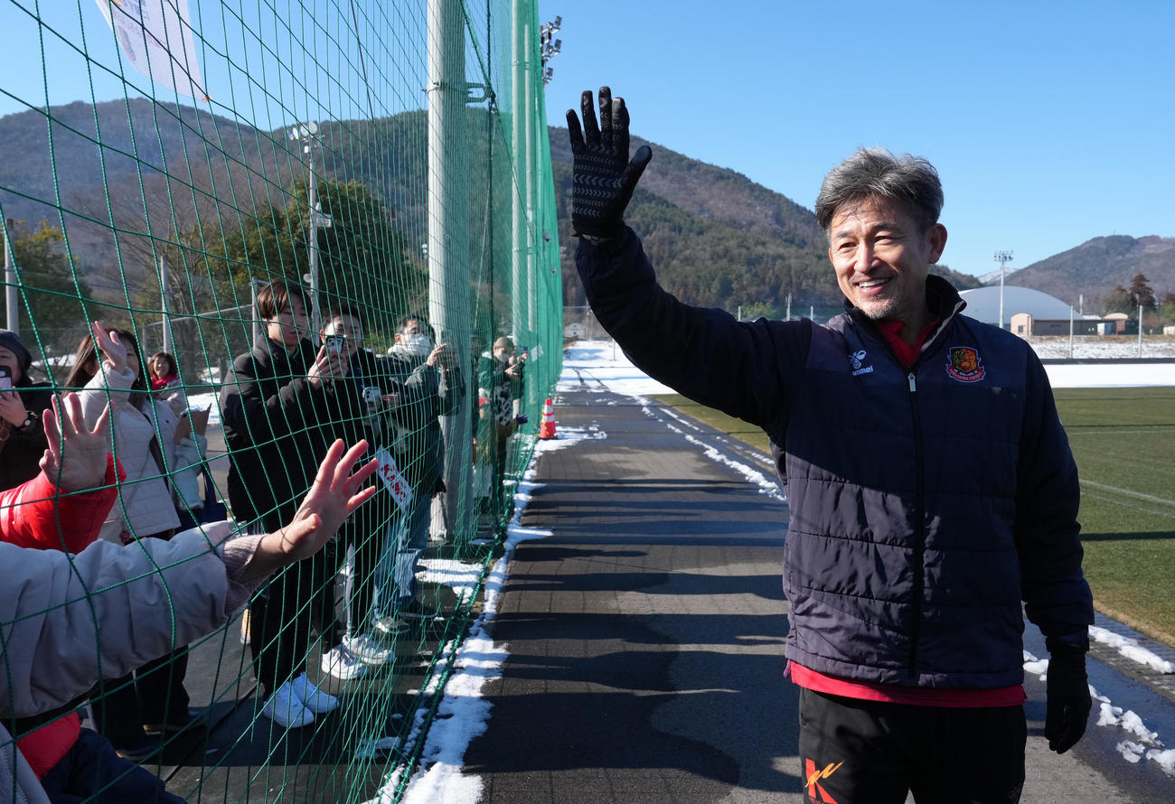 J3福島の練習に合流し、集まったサポーターの声援に応えるカズ（撮影・足立雅史）