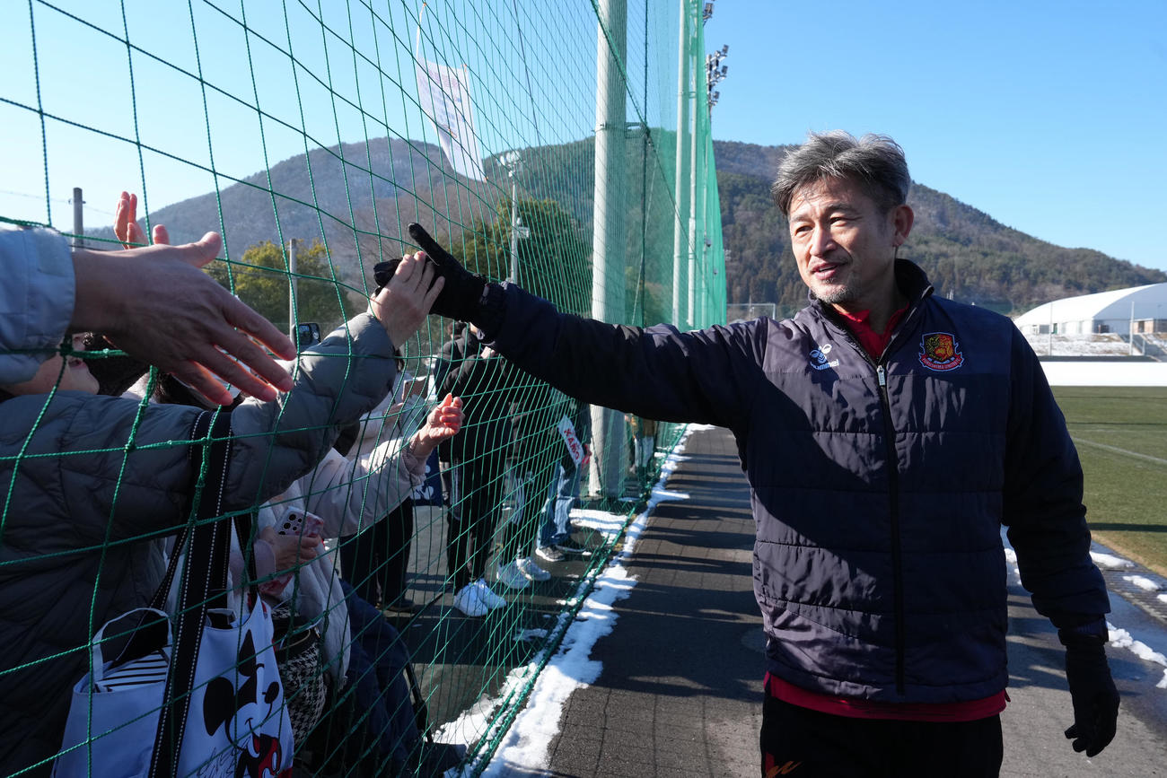 J3福島の練習に合流し、集まったサポーターとタッチを交わすカズ（撮影・足立雅史）