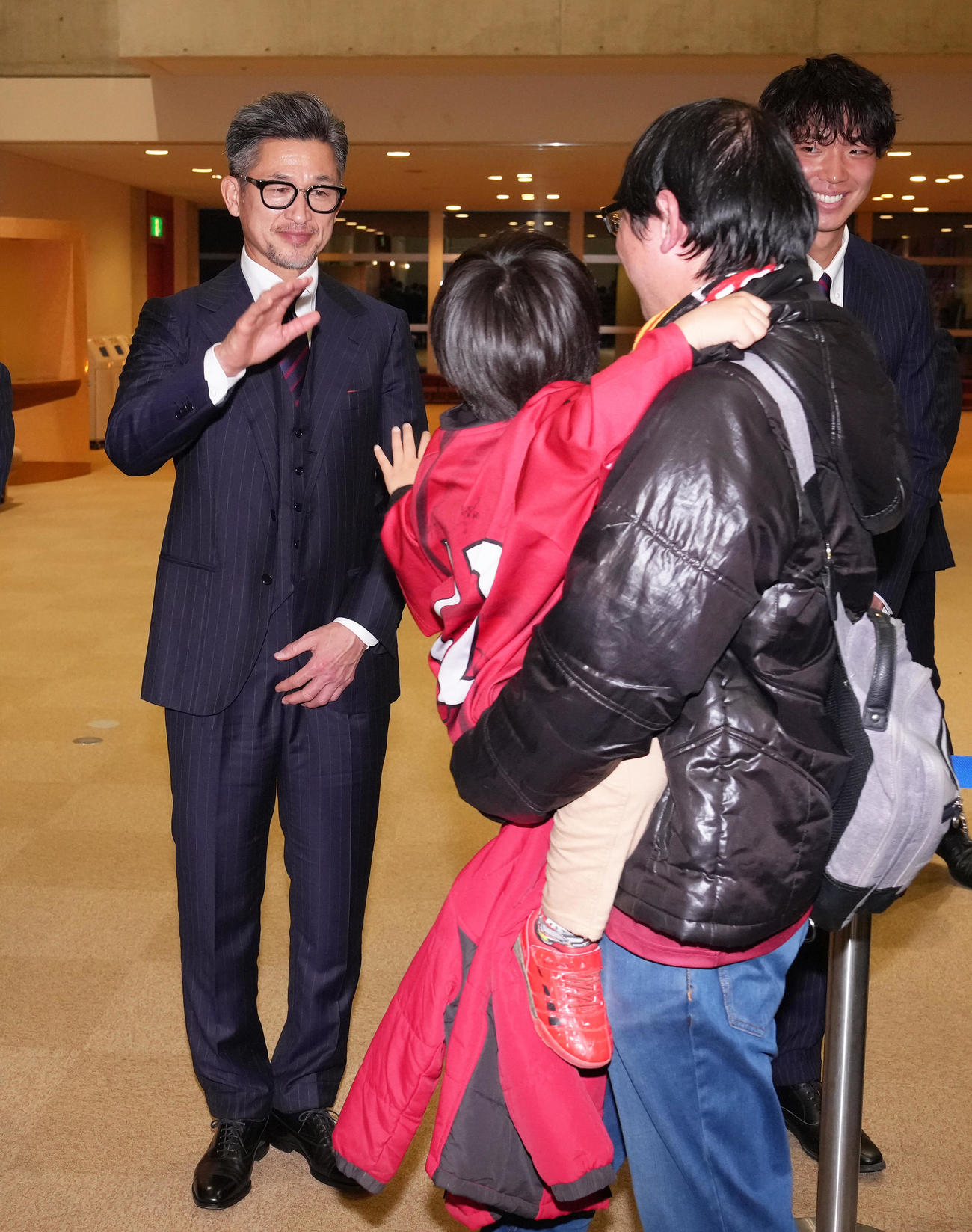 出陣式を終え、サポーターを見送るJ3福島カズ（撮影・足立雅史）
