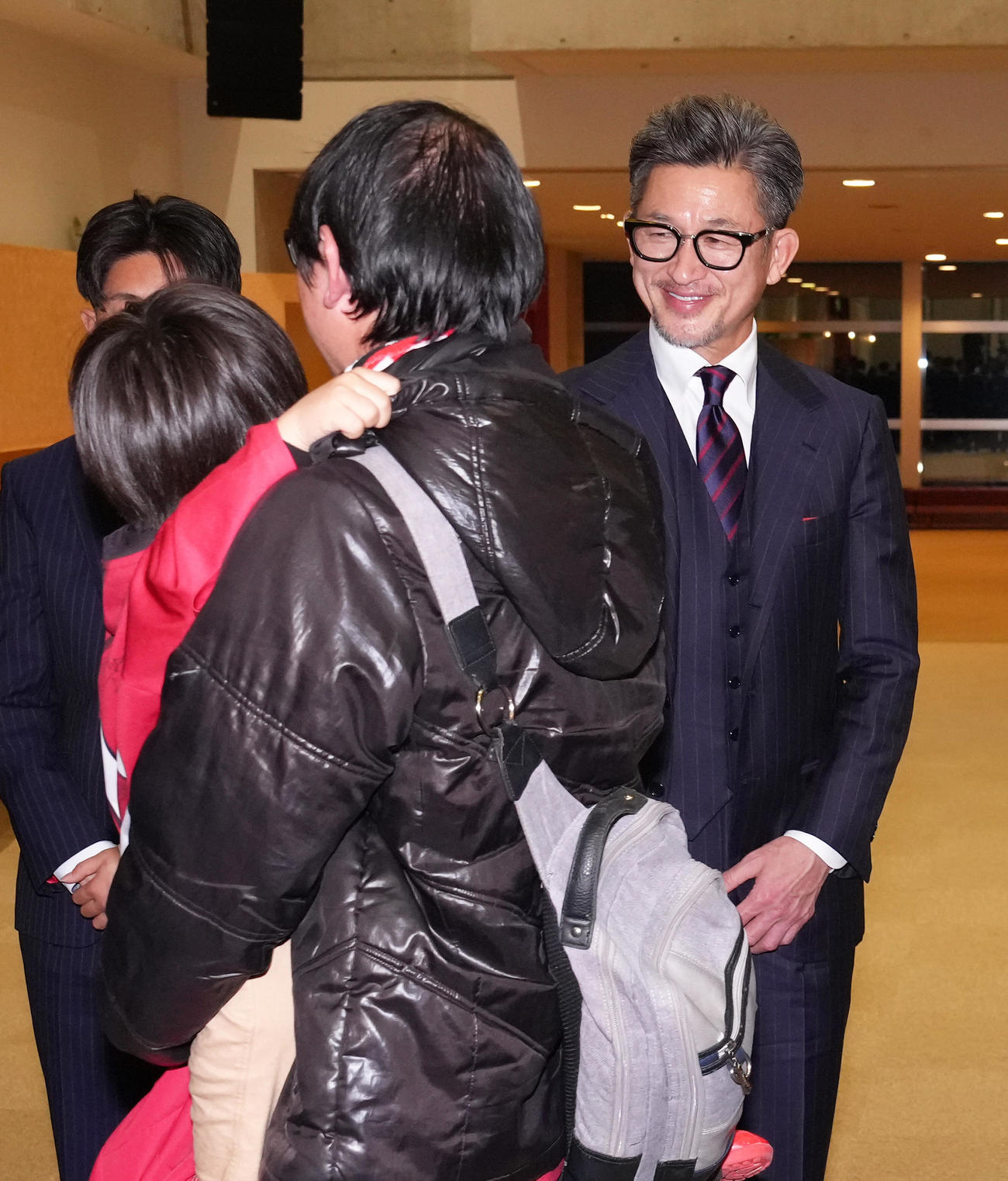 出陣式を終え、サポーターを見送るJ3福島カズ（撮影・足立雅史）