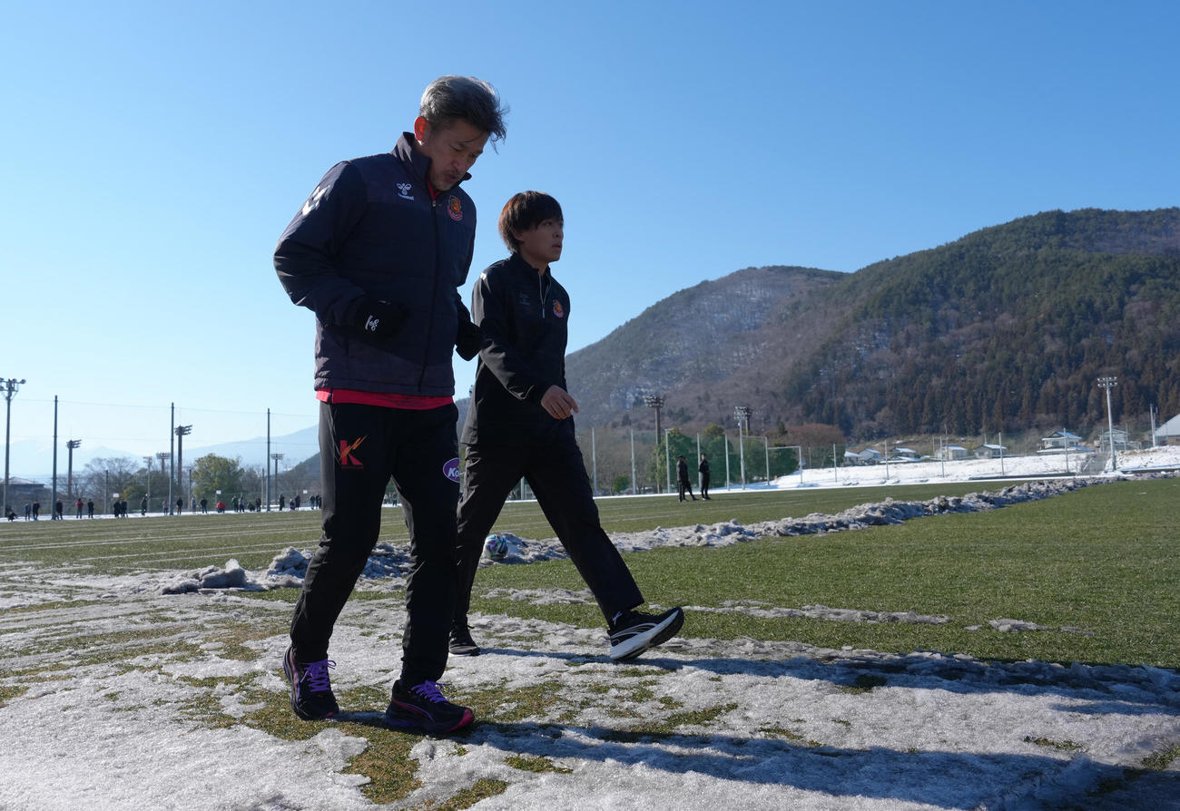 J3福島の練習に合流し、雪の残る練習場を走るカズ（左）（撮影・足立雅史）