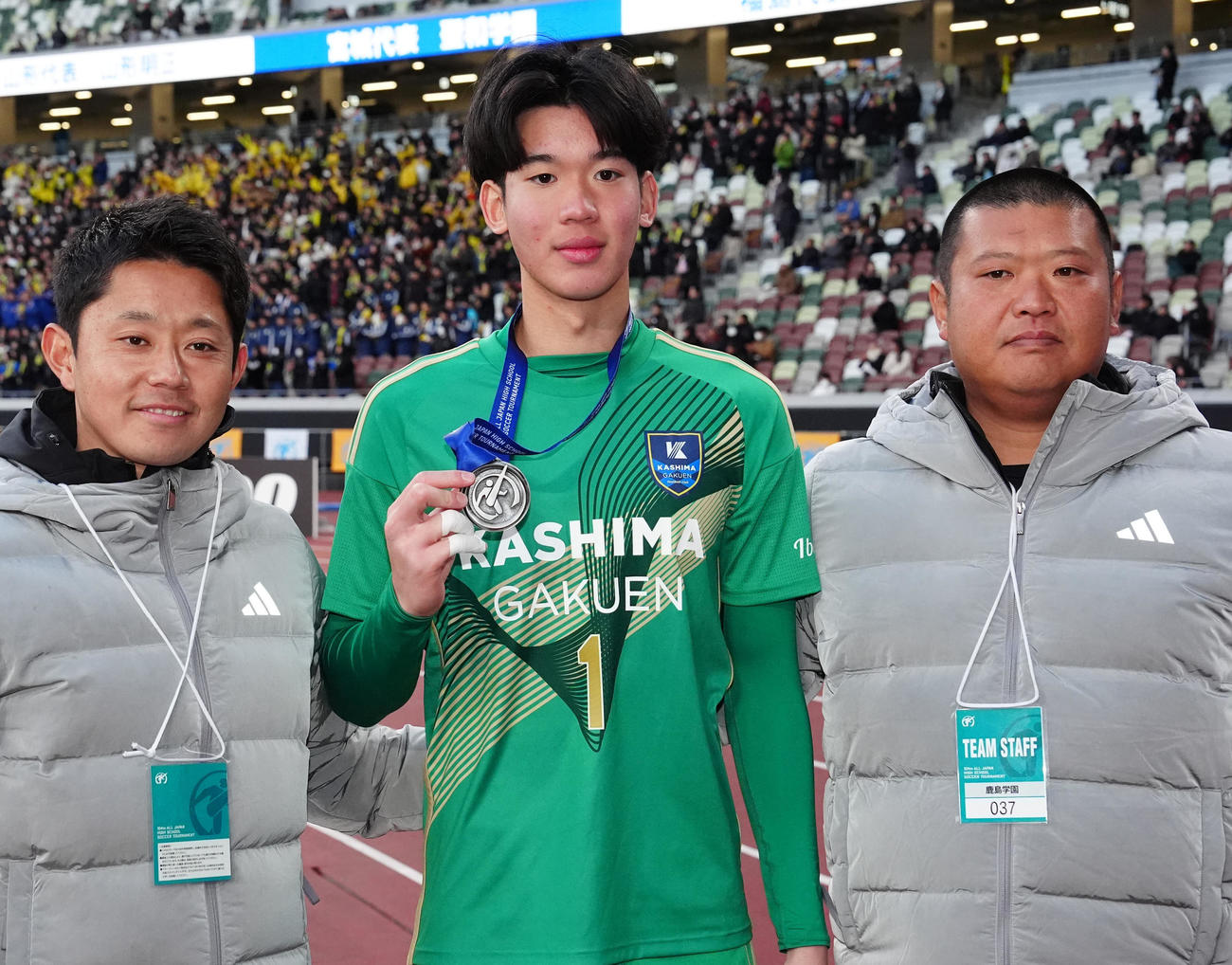 神村学園対鹿島学園　試合後、写真に納まる鹿島学園GKプムラピー・スリブンヤコ（中央）（撮影・江口和貴）