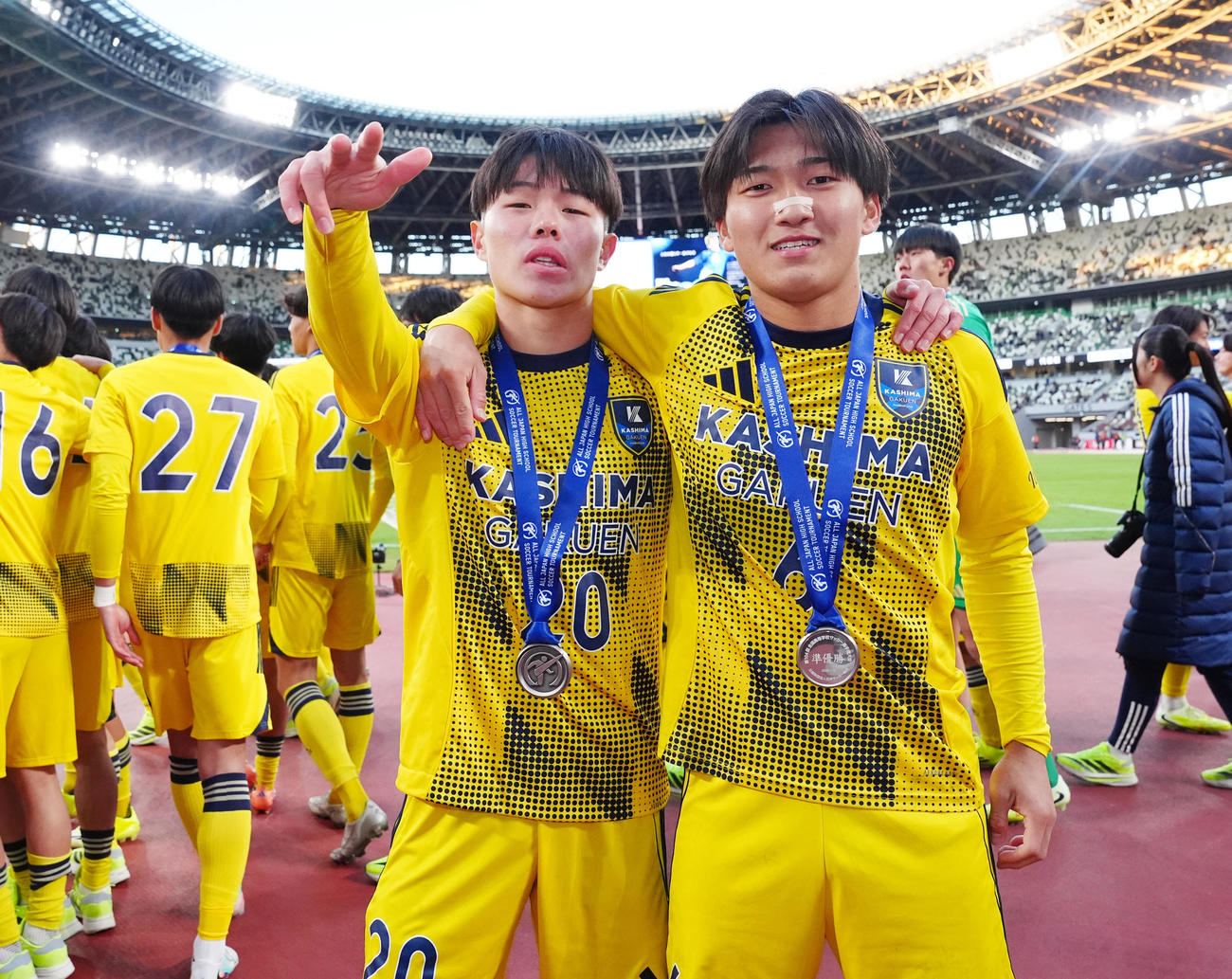 神村学園対鹿島学園　試合後、写真に納まる鹿島学園・三浦（左）と木下（撮影・江口和貴）