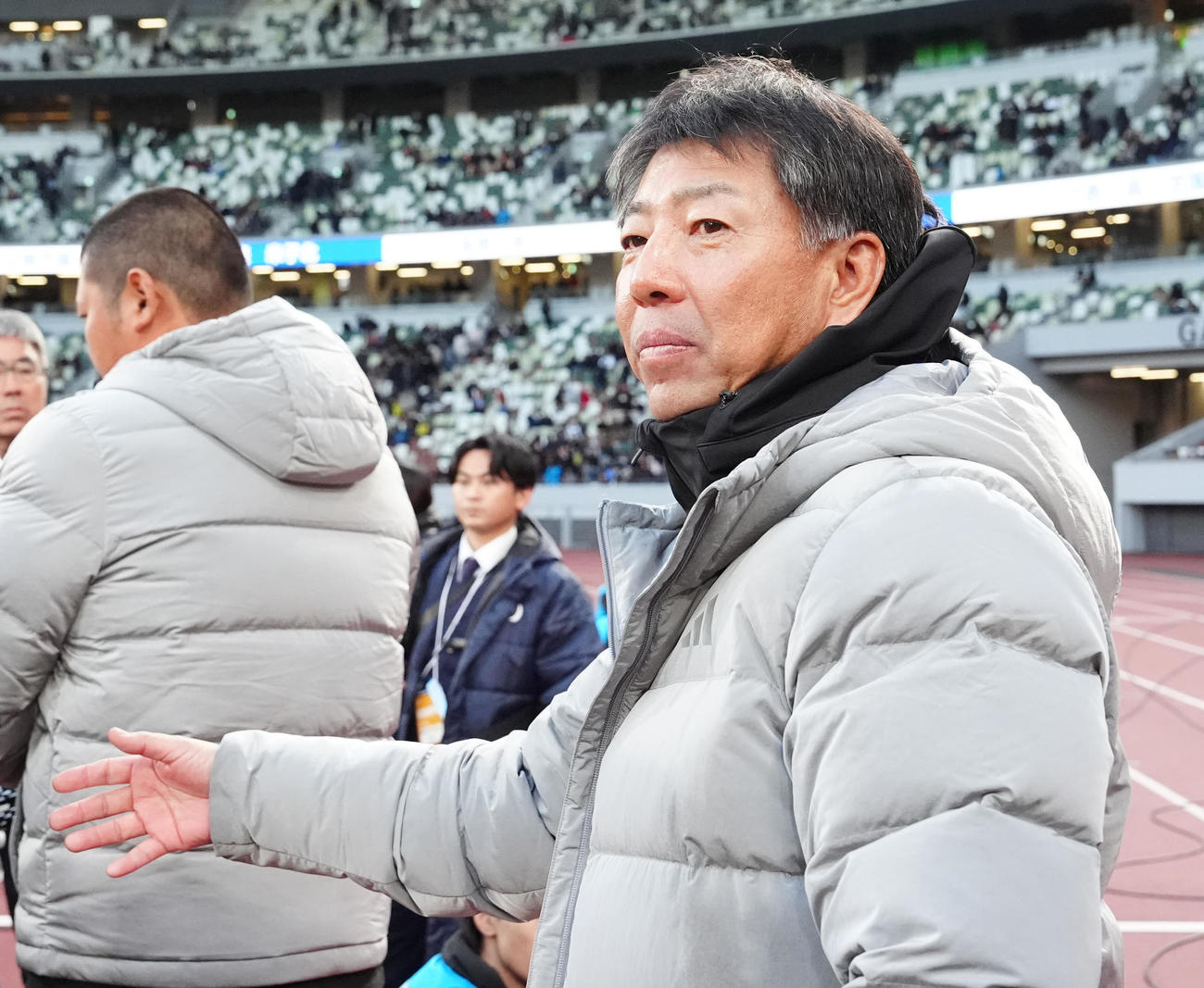 神村学園対鹿島学園　表彰式を終え、選手たちと写真撮影に臨む鹿島学園・鈴木監督（撮影・江口和貴）