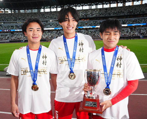 高校サッカー】神村学園が初優勝 史上6校目の「夏冬2冠」達成 日高が