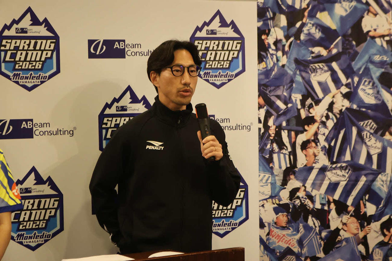 補強のポイントを話す山形・渋沢スカウト強化部長（クラブ提供）