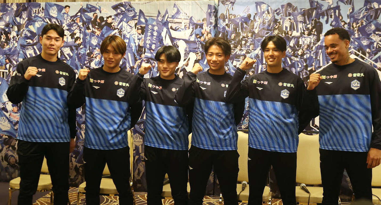 左からイ、柳町、田中、平賀、竹ノ谷、アウベス（クラブ提供）
