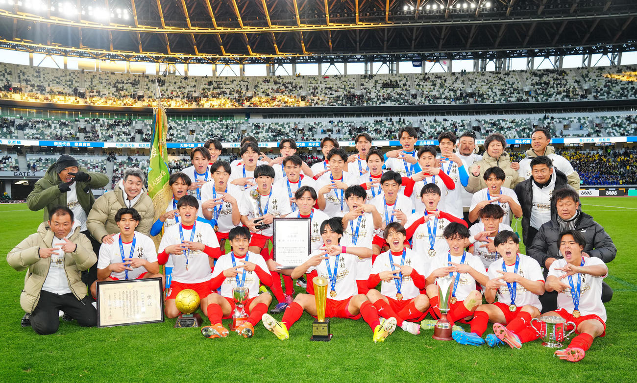 神村学園対鹿島学園　初優勝を決めポーズを決めて写真に納まる神村学園の選手たち（撮影・垰建太）
