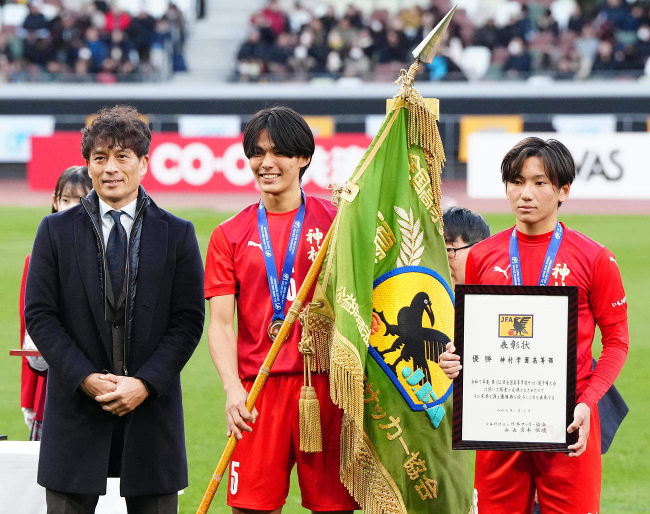 神村学園対鹿島学園　表彰式で日本サッカー協会宮本会長（左）と写真に納まる神村学園・中野（中央）と荒木（撮影・江口和貴）