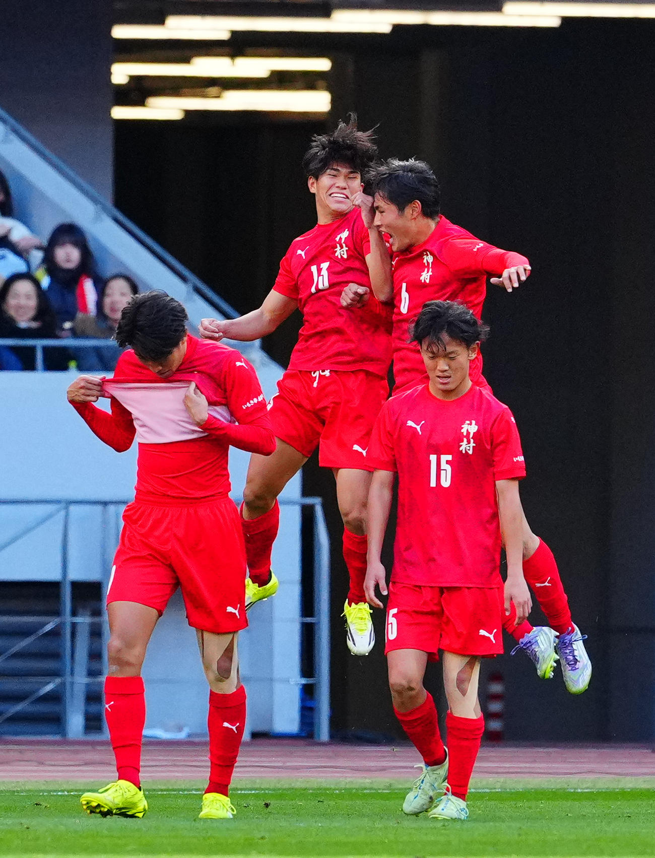 神村学園対鹿島学園　前半、左足で先制ゴールを決め喜ぶ神村学園・日高（左から2人目）（撮影・垰建太）