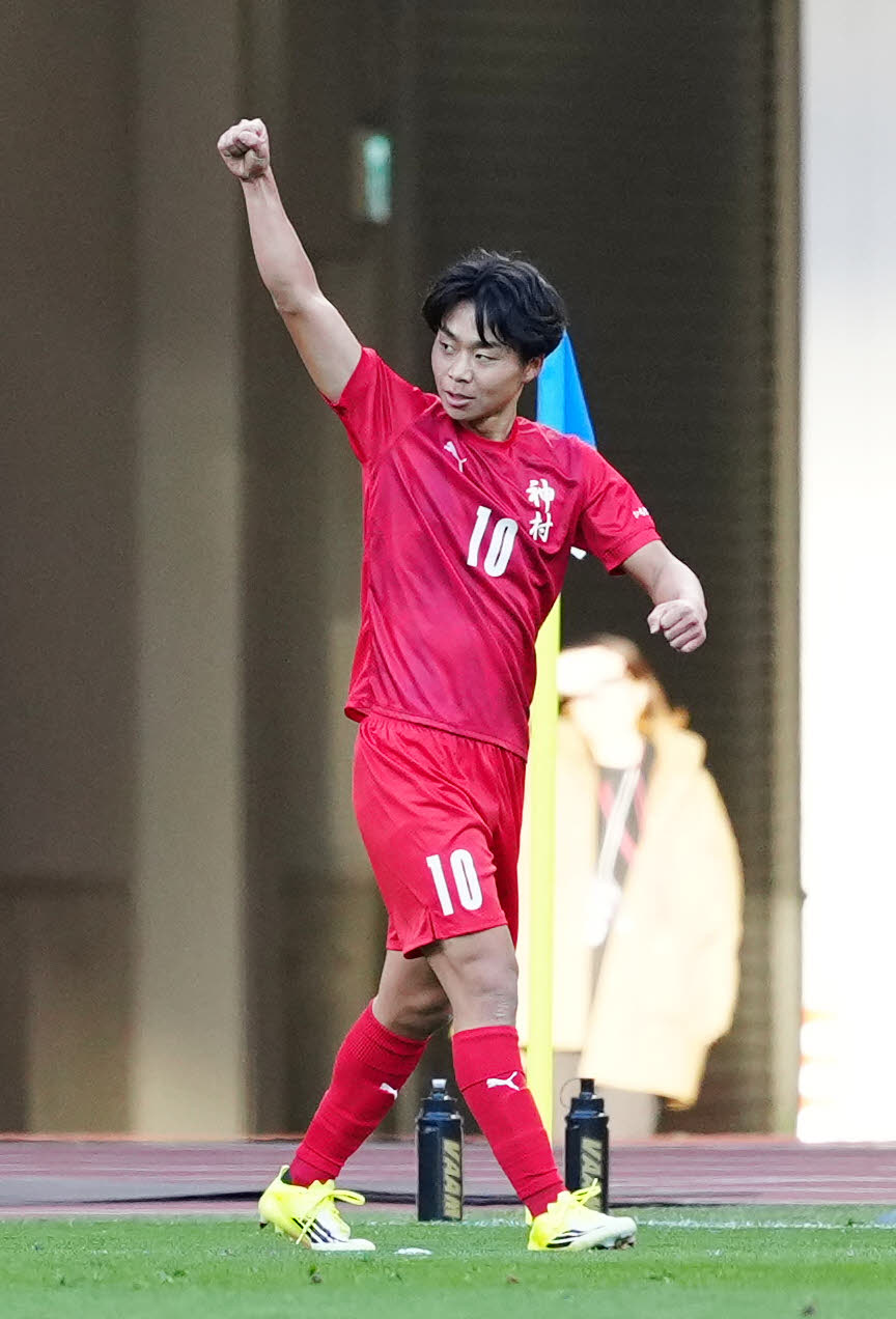 神村学園対鹿島学園　後半、ゴールを決めガッツポーズの神村学園・佐々木（撮影・江口和貴）