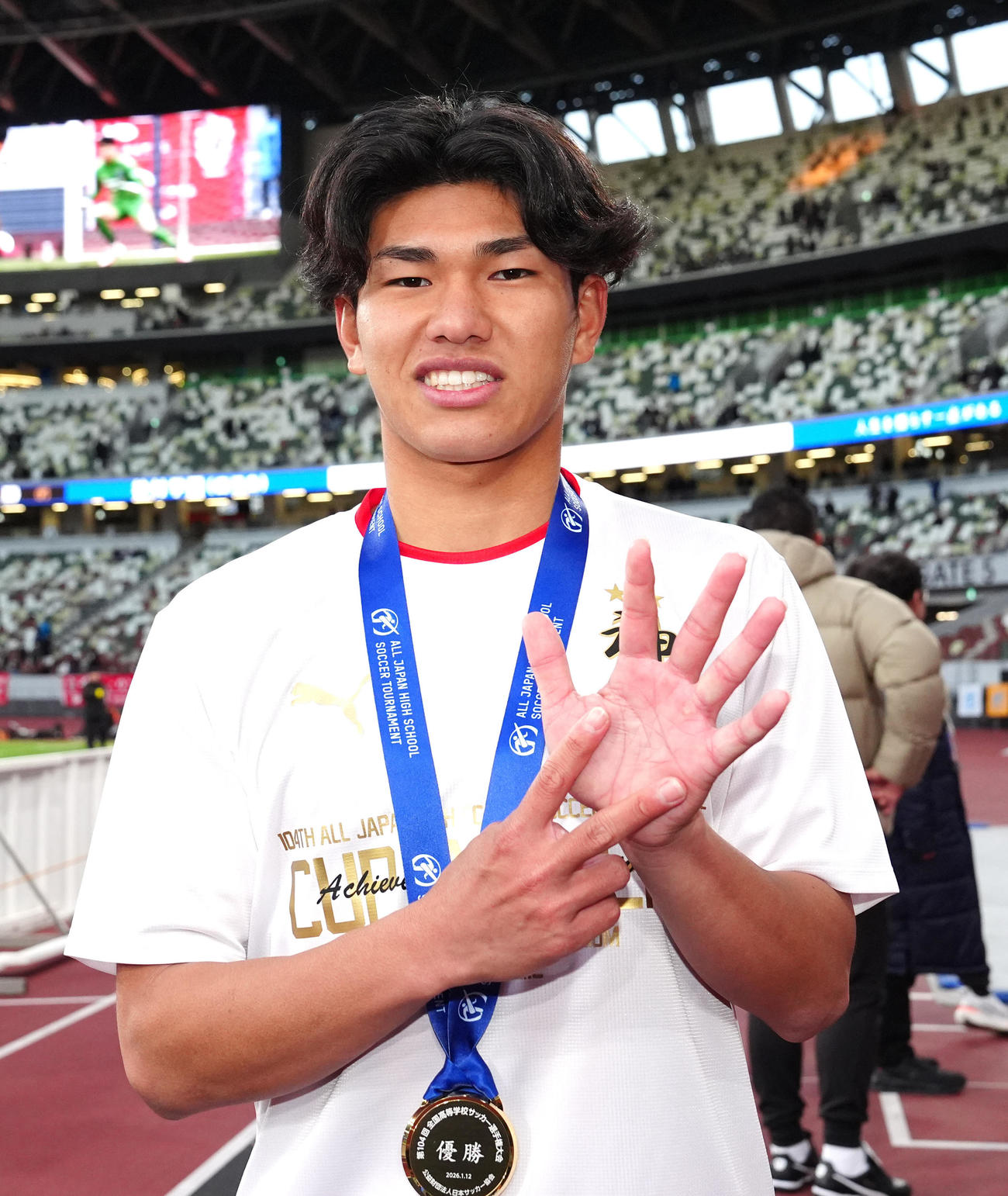 神村学園対鹿島学園　得点王に輝き、写真に納まる神村学園・日高（撮影・江口和貴）