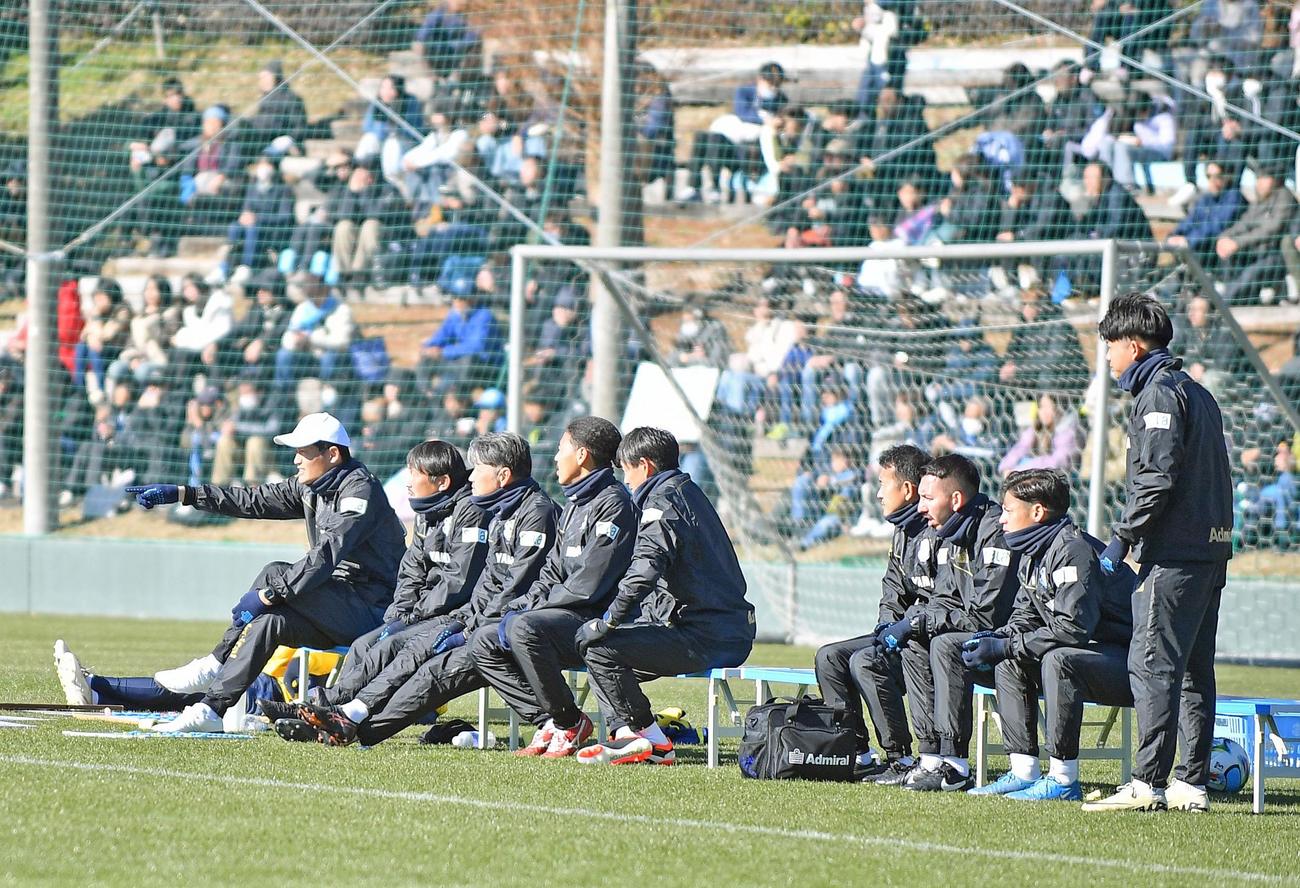 戦況を見つめる磐田のスタッフ陣。左端が志垣監督