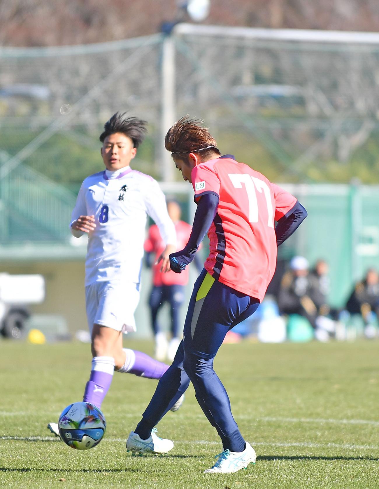 前半、ゴールを決める磐田藤原（右）