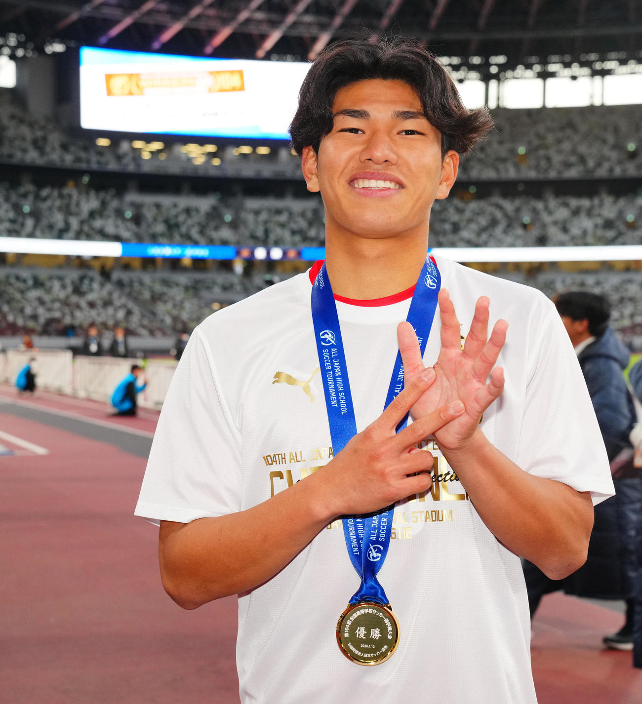 神村学園対鹿島学園　初優勝を決め7点で得点王の神村学園・日高はポーズを決め写真に納まる（撮影・垰建太）