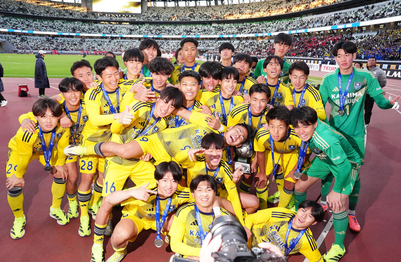 神村学園対鹿島学園　試合後、写真に納まる鹿島学園の選手たち（撮影・江口和貴）