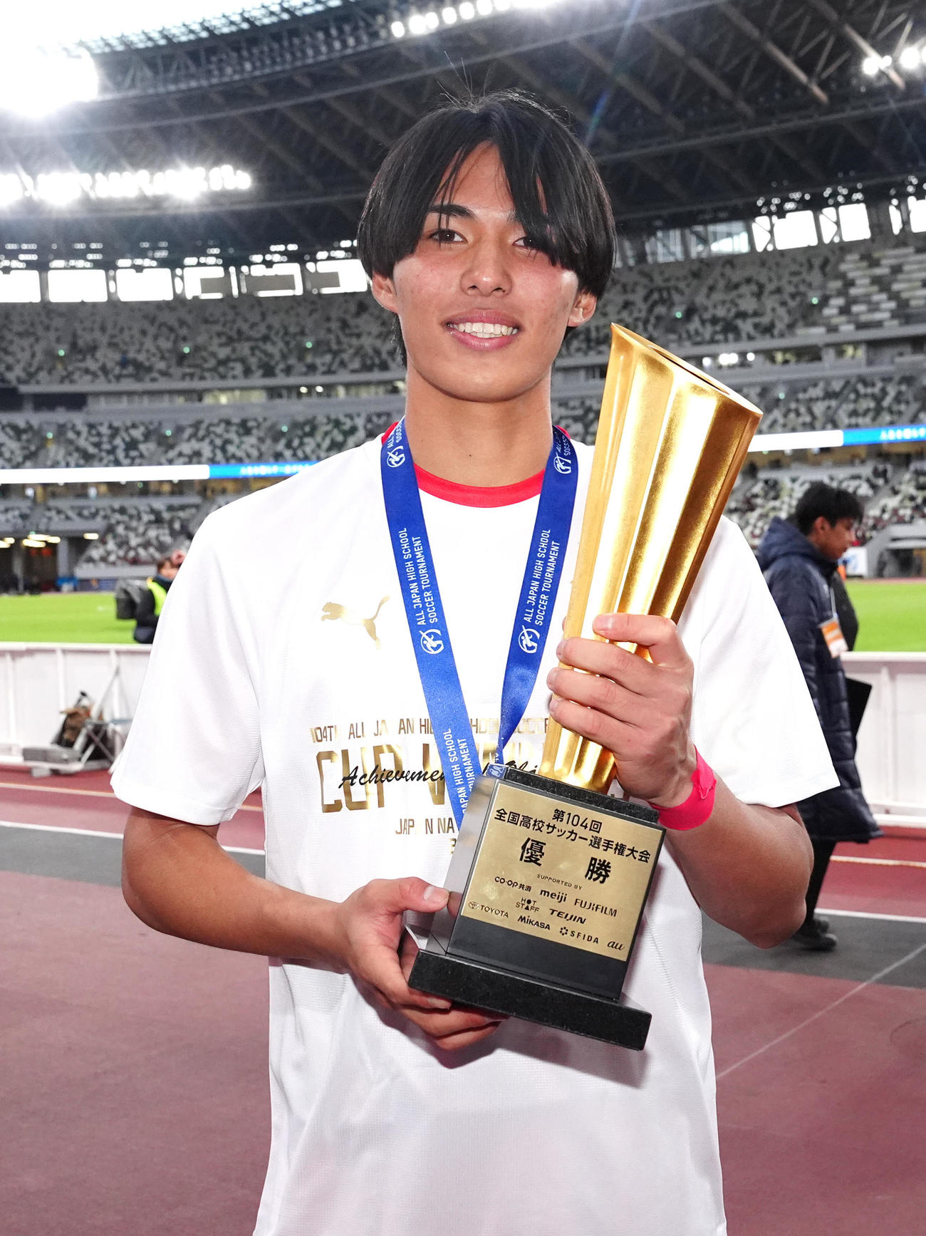 神村学園対鹿島学園　優勝し写真に納まる神村学園・中野（撮影・江口和貴）