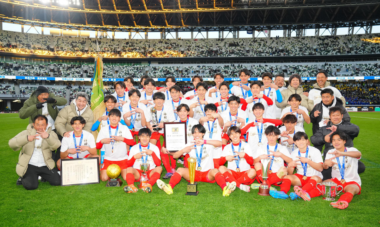神村学園対鹿島学園　初優勝を決めポーズを決めて写真に納まる神村学園の選手たち（撮影・垰建太）