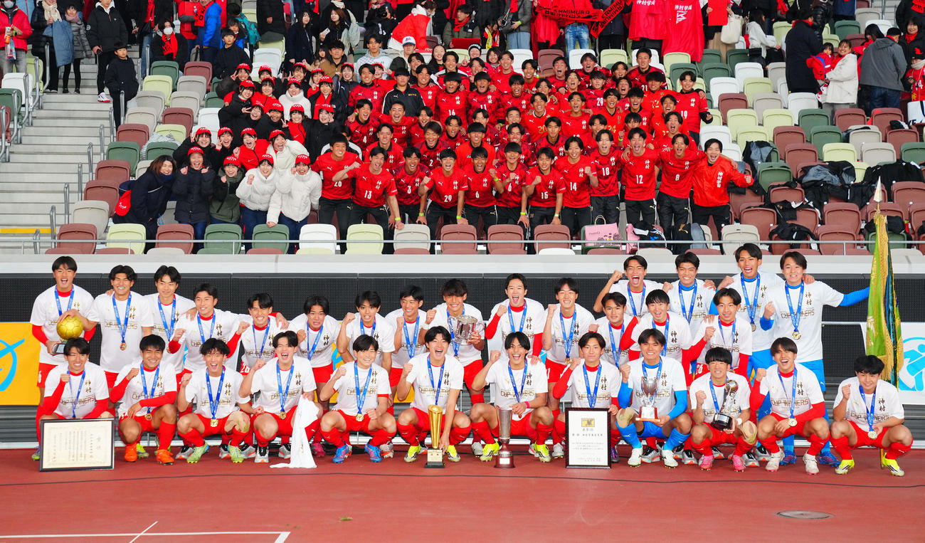 神村学園対鹿島学園　初優勝を決め応援団と記念写真に納まる神村学園の選手たち（撮影・垰建太）