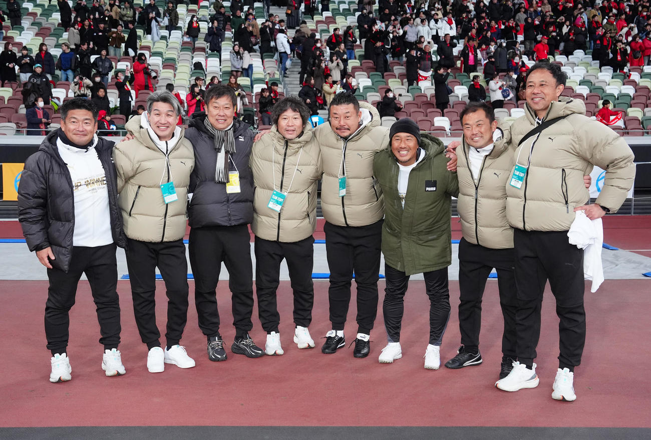 神村学園対鹿島学園　優勝しコーチ陣と写真に納まる神村学園・有村監督（左から3人目）（撮影・江口和貴）
