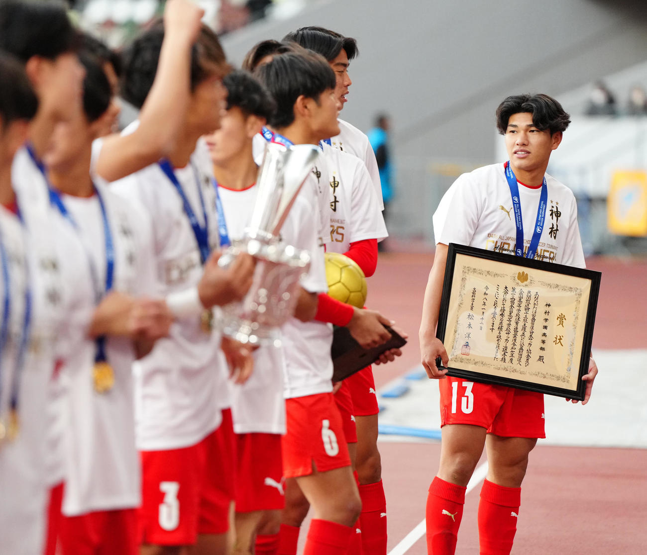 神村学園対鹿島学園　表彰式後、応援席にあいさつする神村学園・日高（右端）（撮影・江口和貴）
