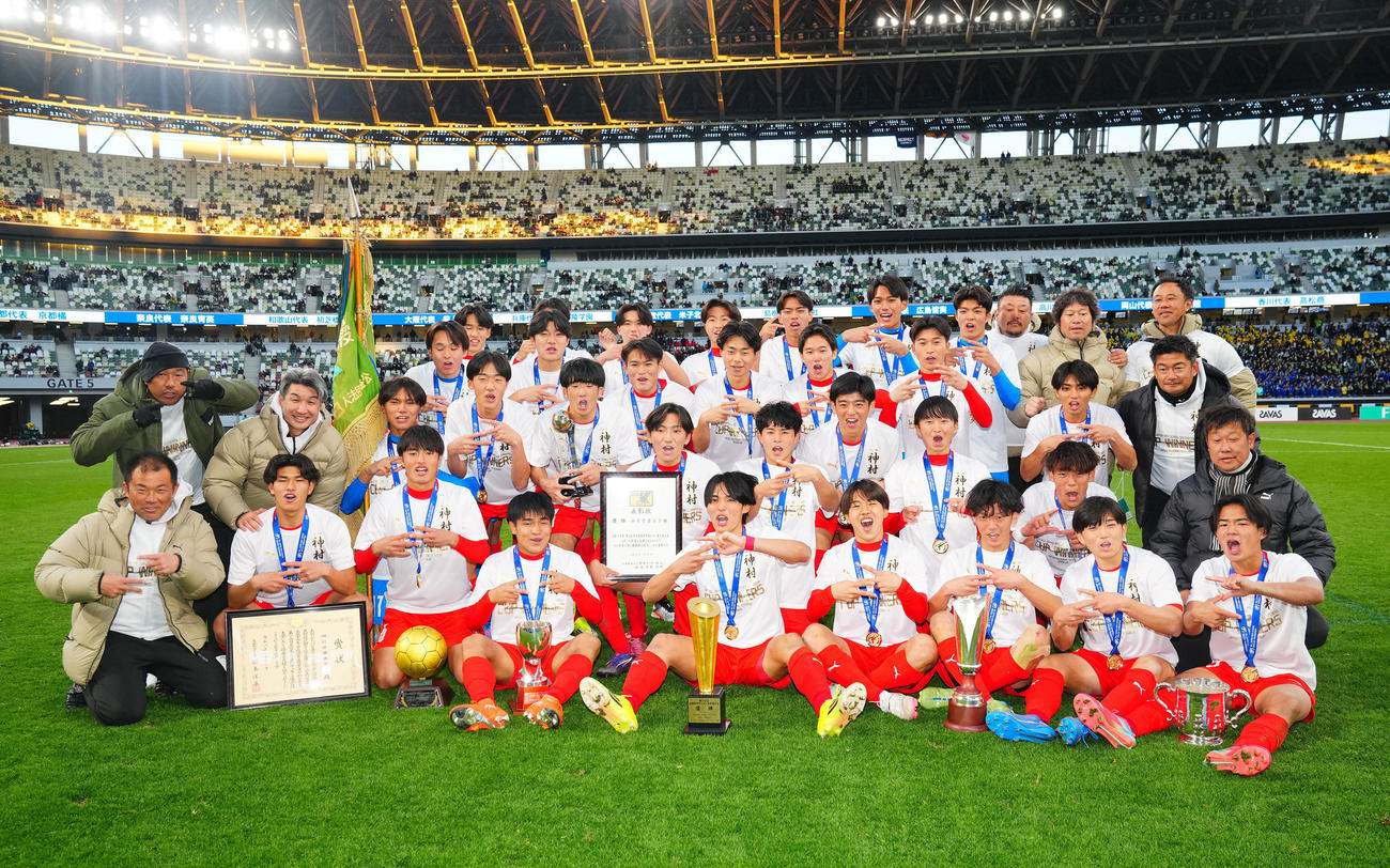 神村学園対鹿島学園　初優勝を決めポーズを決めて写真に納まる神村学園の選手たち（撮影・垰建太）