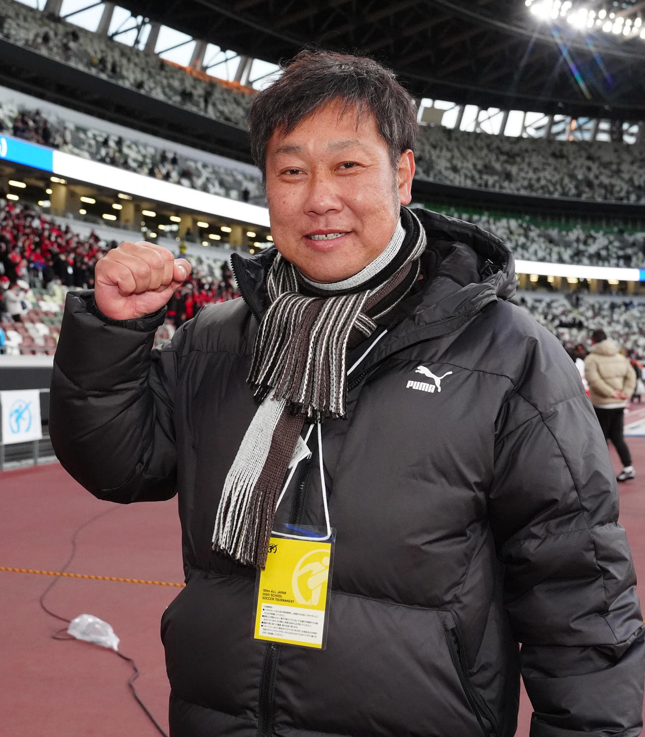 神村学園対鹿島学園　優勝し写真に納まる神村学園・有村監督（撮影・江口和貴）
