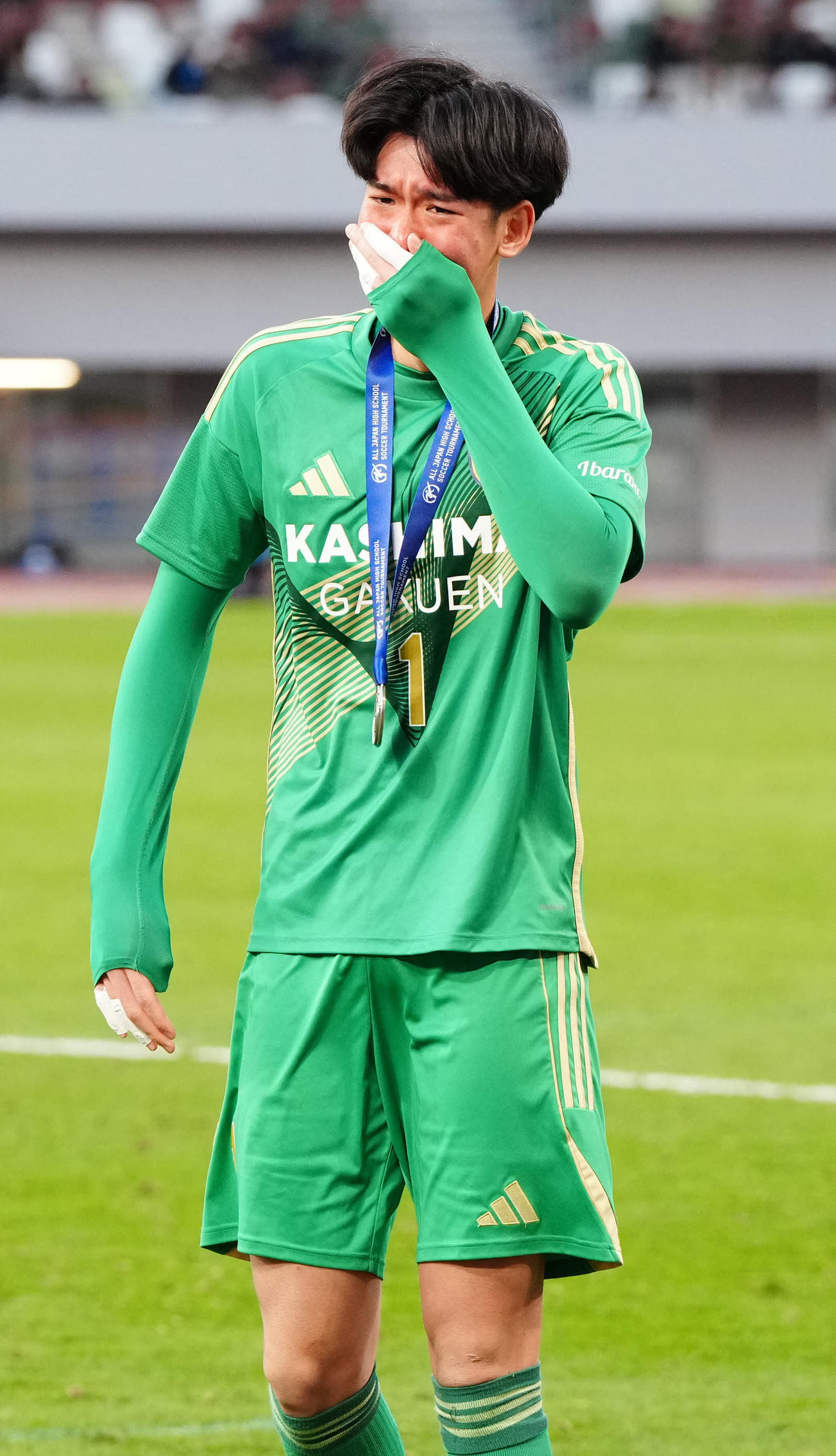 神村学園対鹿島学園　表彰式後、涙を流す鹿島学園GKプムラピー・スリブンヤコ（撮影・江口和貴）