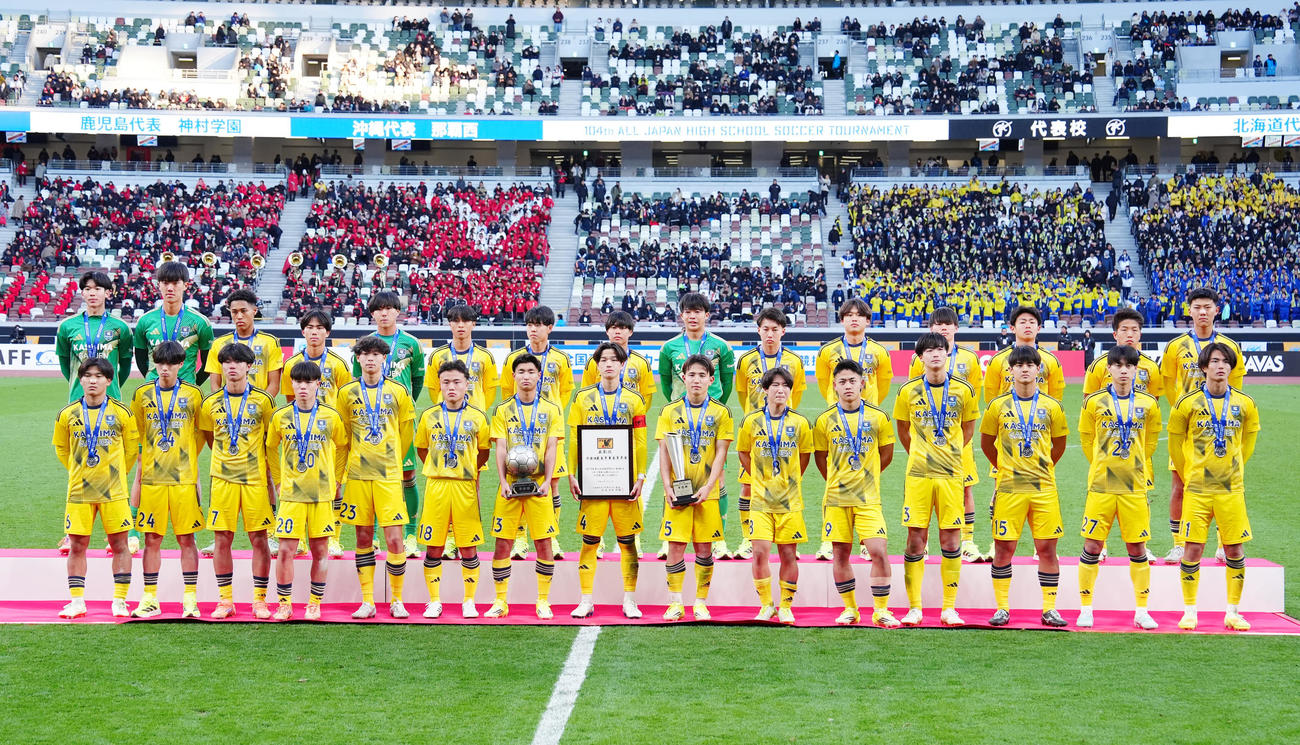 神村学園対鹿島学園　準優勝で写真に納まる鹿島学園の選手たち（撮影・江口和貴）