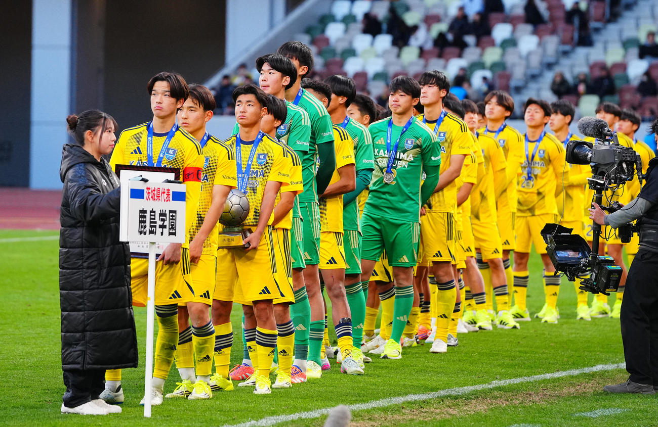 神村学園対鹿島学園　準優勝となりさえない表情の鹿島学園の選手たち（撮影・垰建太）