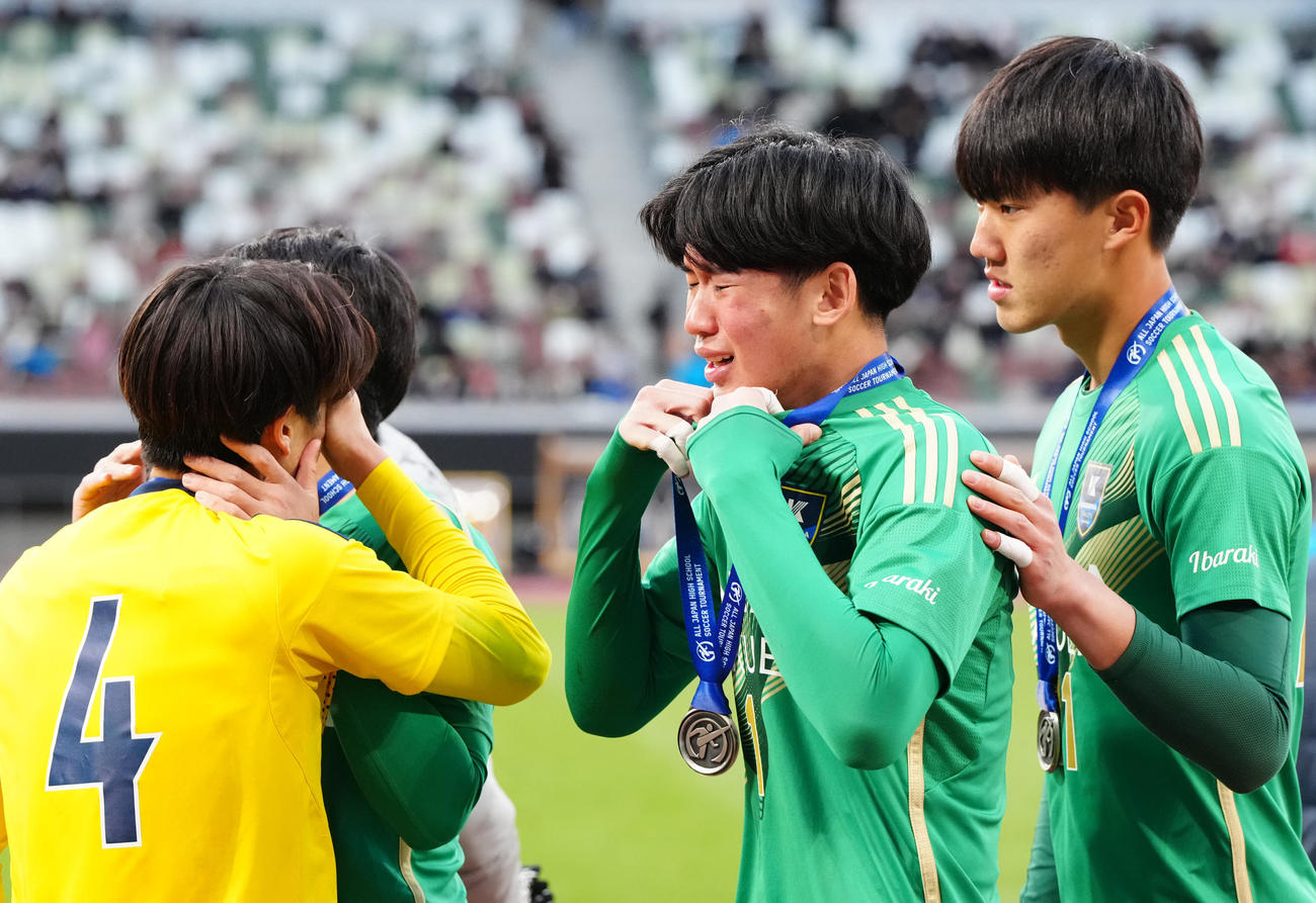 神村学園対鹿島学園　表彰式後、涙を流す鹿島学園GKプムラピー・スリブンヤコ（中央）（撮影・江口和貴）