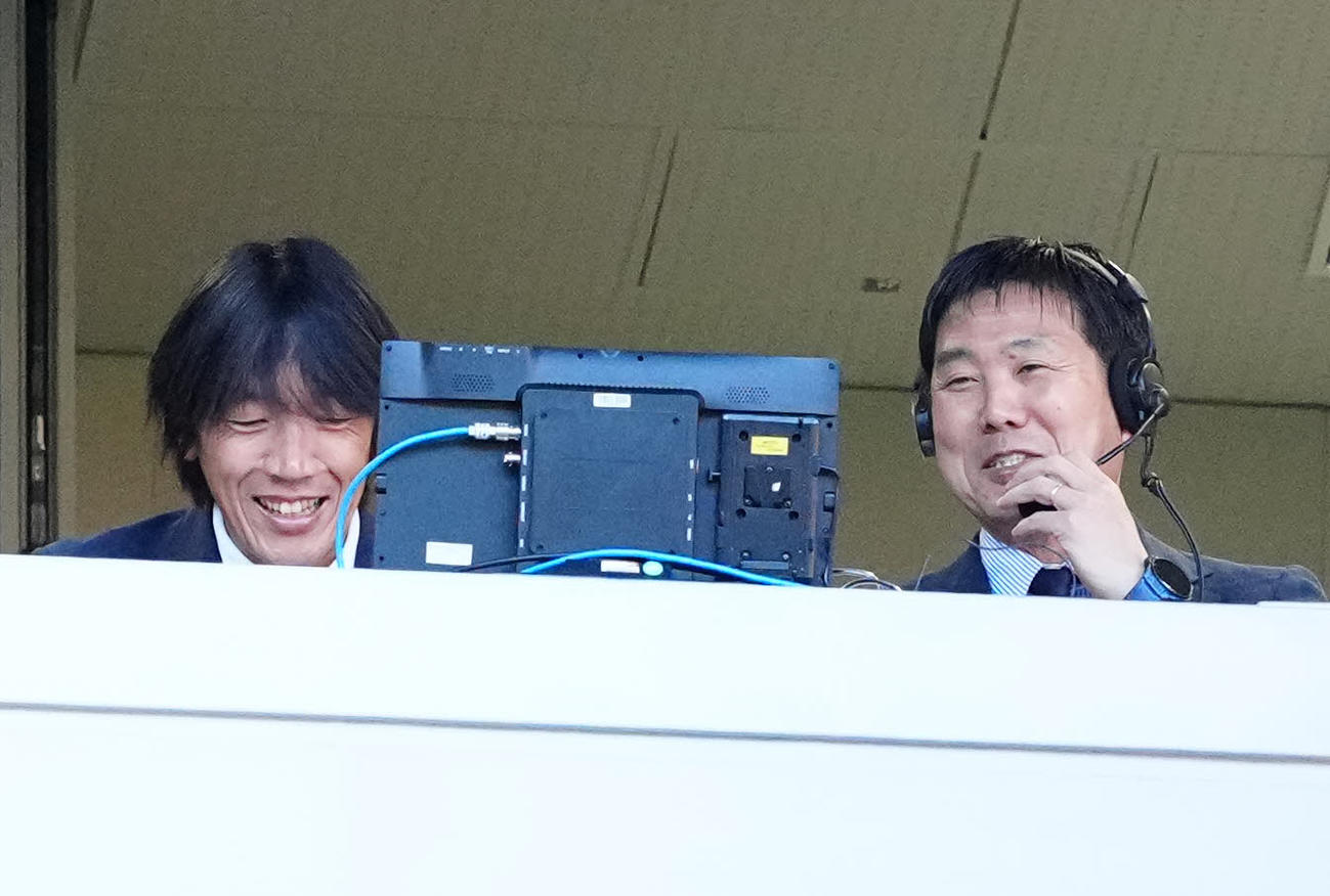 神村学園対鹿島学園　テレビ中継でスペシャルゲストの日本代表森保監督。左は解説の中村氏（撮影・江口和貴）