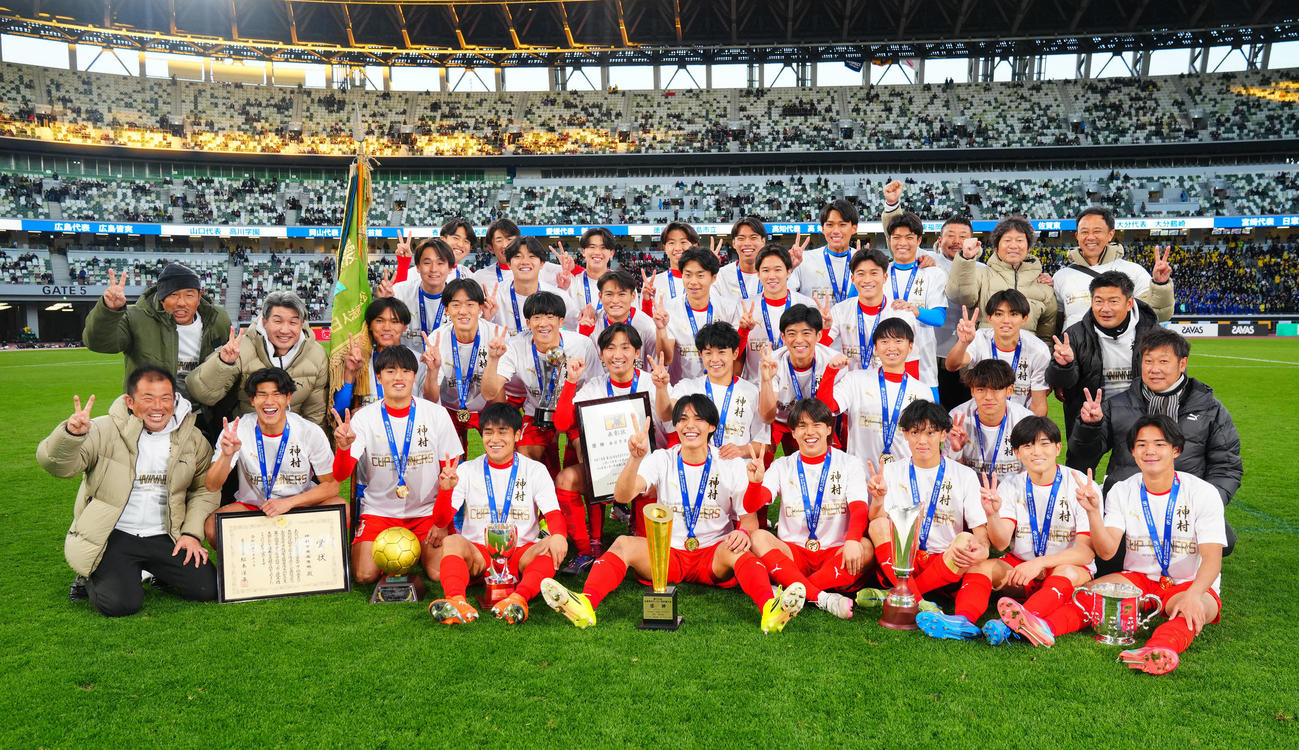 神村学園対鹿島学園　初優勝を決めポーズを決めて写真に納まる神村学園の選手たち（撮影・垰建太）