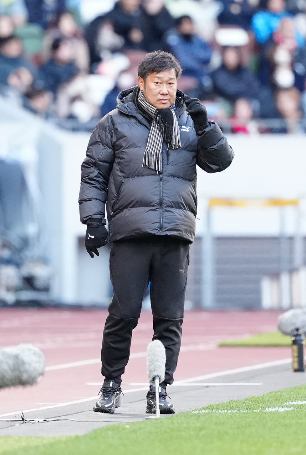 神村学園対鹿島学園　前半、戦況を見つめる神村学園・有村監督（撮影・江口和貴）